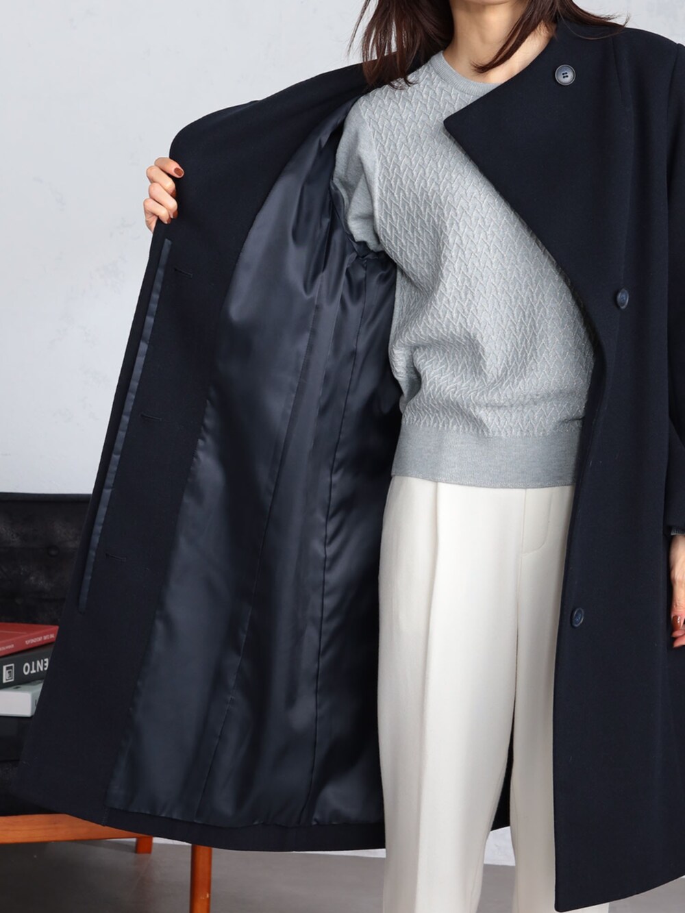 ホワイト系のその他パンツ、グレー系のニット/セーター、ブルー系のその他アウターを着用したレディースの冬コーディネートの2枚目の写真