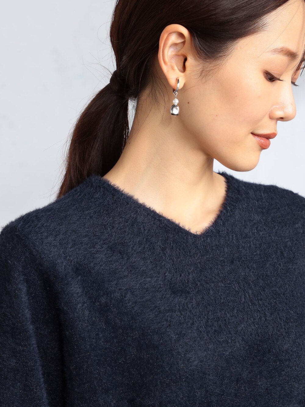 ホワイト系のその他パンツ、ブルー系のニット/セーターを着用したレディースの冬コーディネートの3枚目の写真