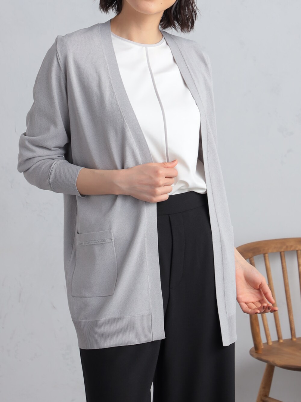 ブラック系のその他パンツ、グレー系のカーディガン/ボレロ、ホワイト系のTシャツ/カットソーを着用したレディースの秋コーディネートの2枚目の写真