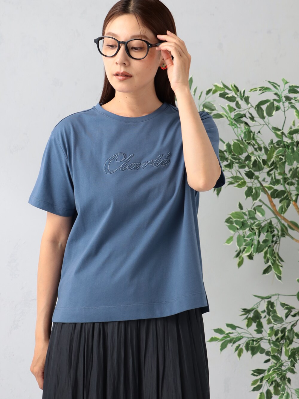 グレー系のその他パンツ、ブルー系のTシャツ/カットソーを着用したレディースの夏コーディネートの2枚目の写真