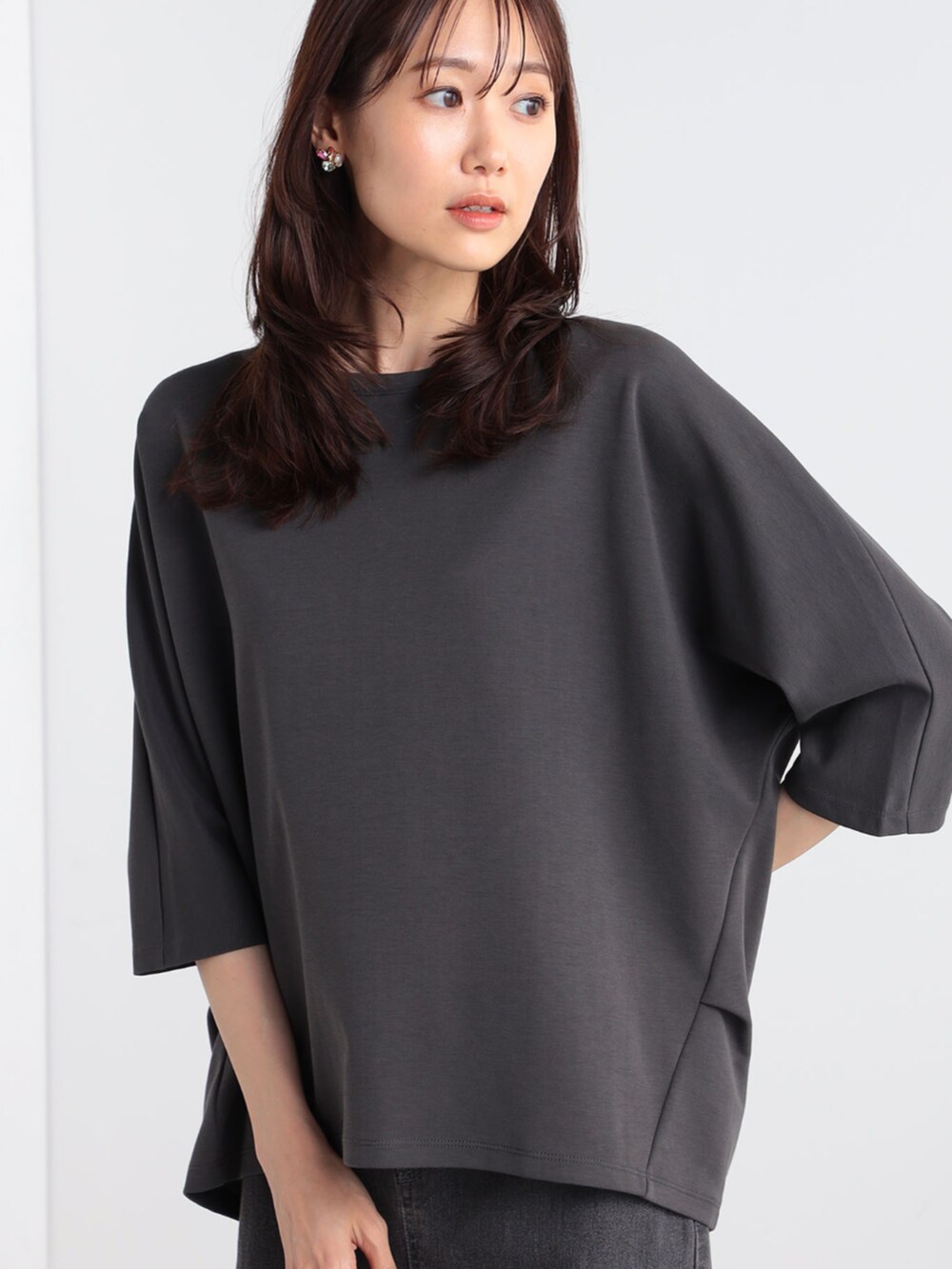 グレー系のデニムスカート、グレー系のTシャツ/カットソーを着用したレディースの秋コーディネートの2枚目の写真