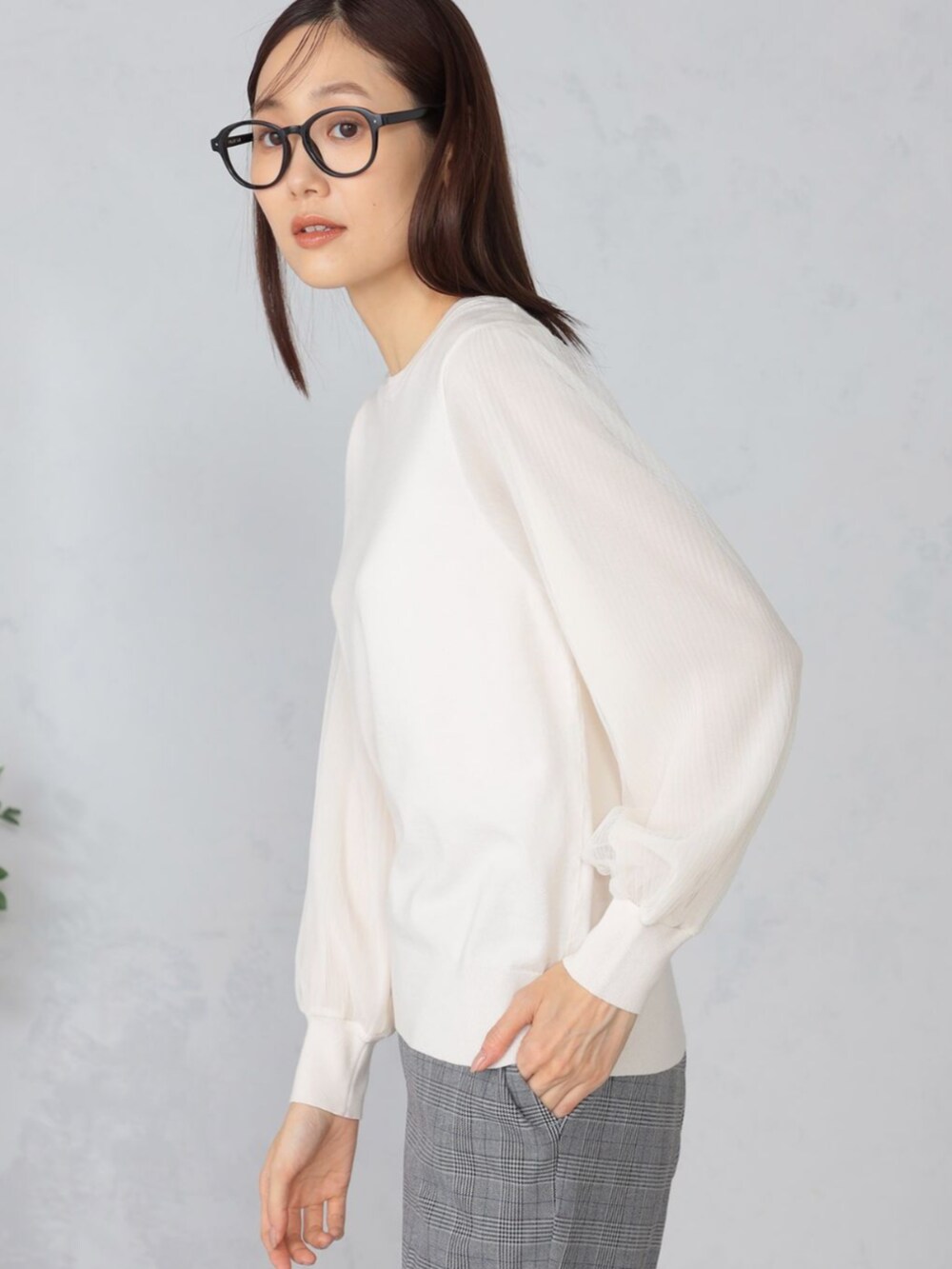 グレー系のその他パンツ、ベージュ系のニット/セーターを着用したレディースの冬コーディネートの3枚目の写真