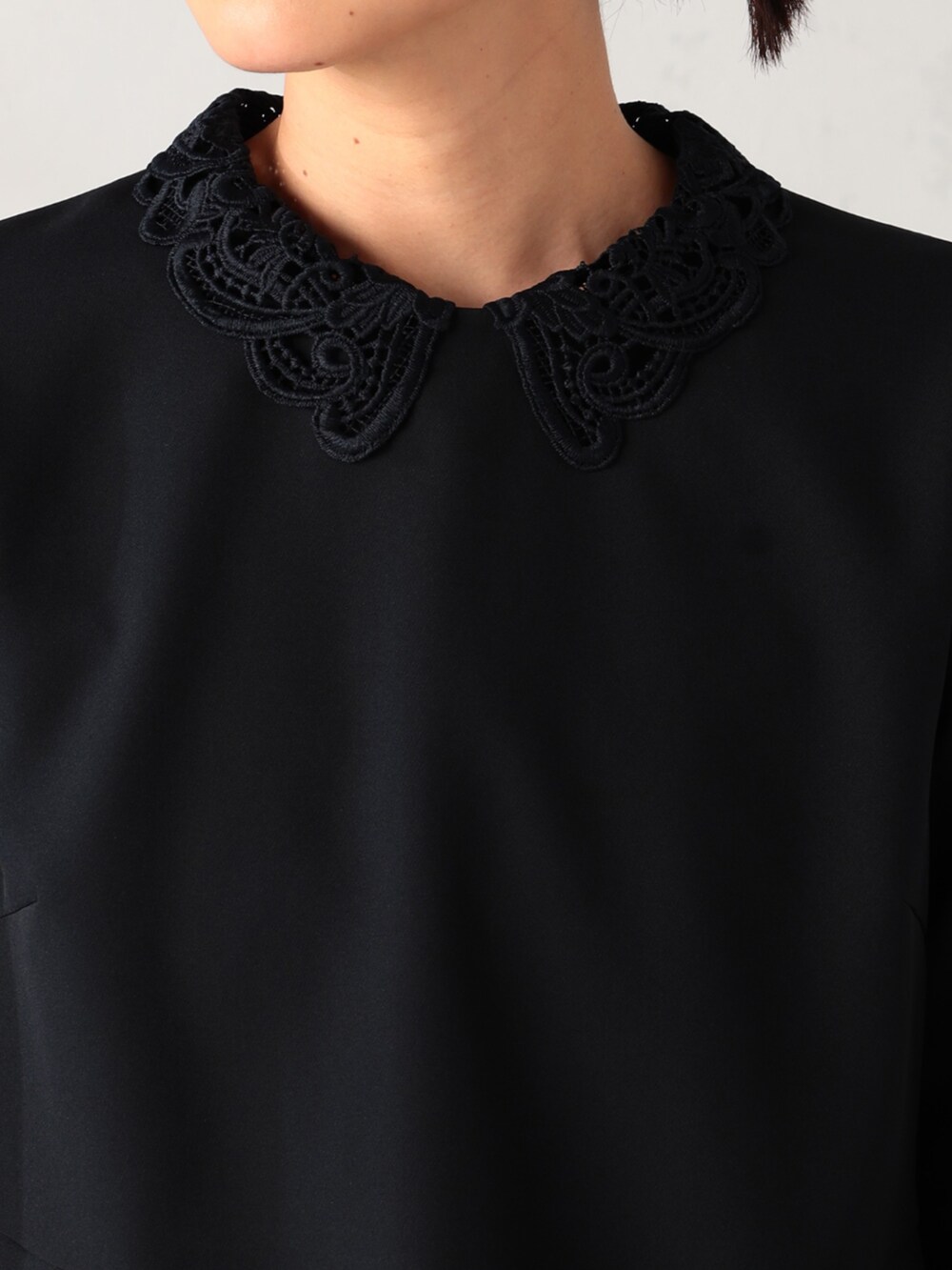 ブルー系のシャツ/ブラウス、ブルー系のその他パンツを着用したレディースの冬コーディネートの3枚目の写真