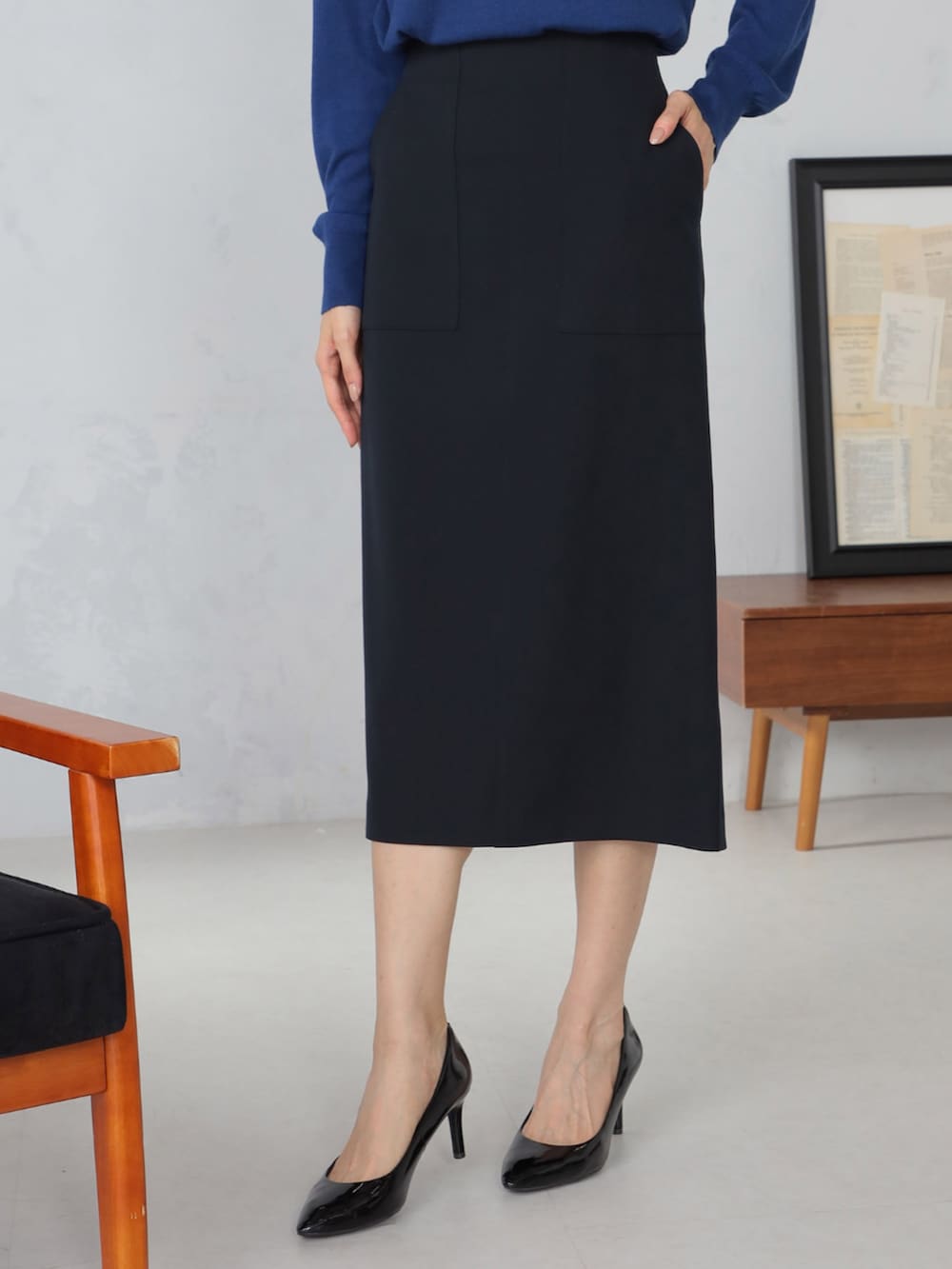 グレー系のテーラードジャケット、ブルー系のスカート、ブルー系のニット/セーターを着用したレディースの秋コーディネートの5枚目の写真