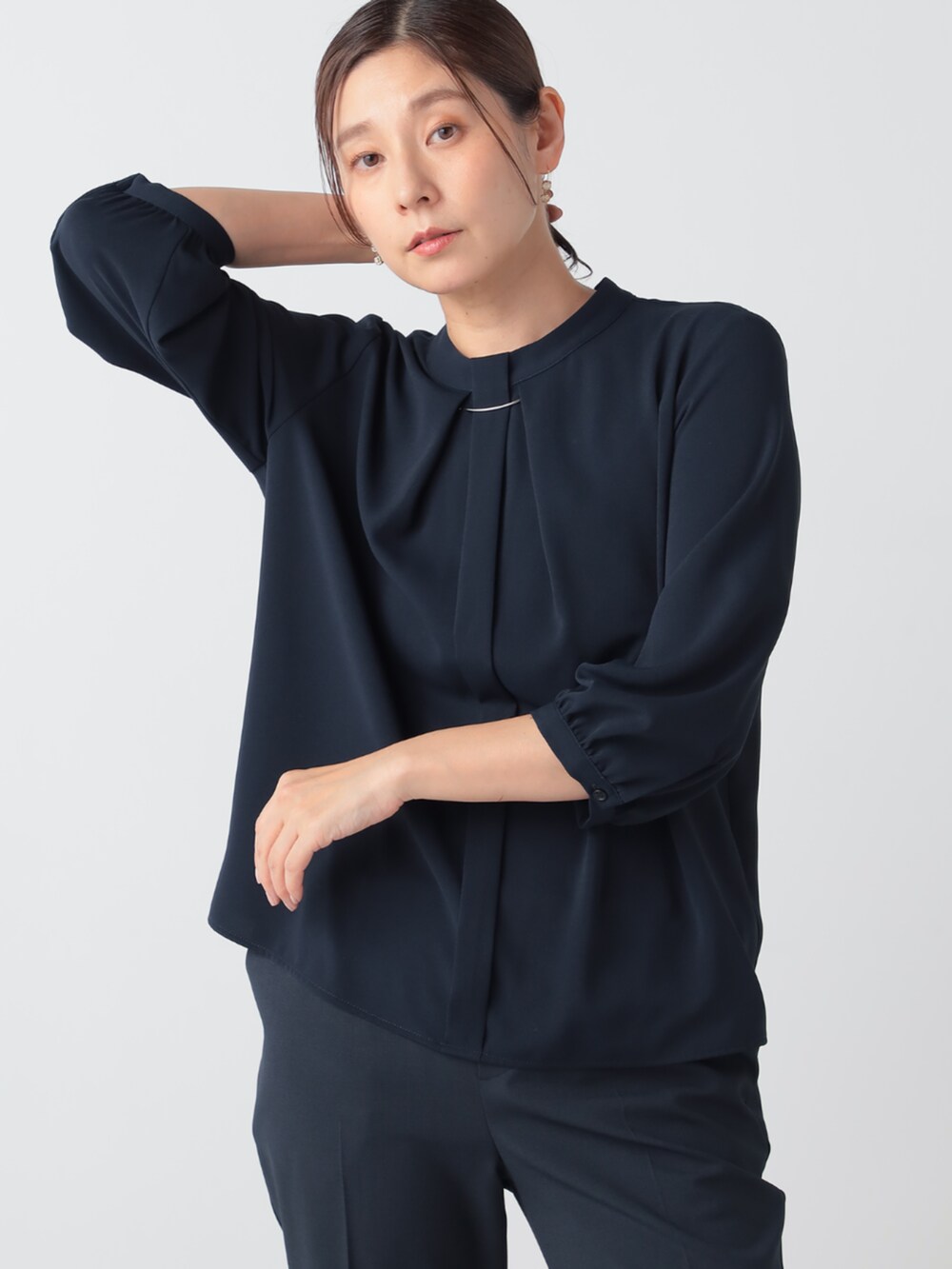 ブルー系のその他パンツ、ブルー系のカーディガン/ボレロ、ブルー系のシャツ/ブラウスを着用したレディースの夏コーディネートの3枚目の写真