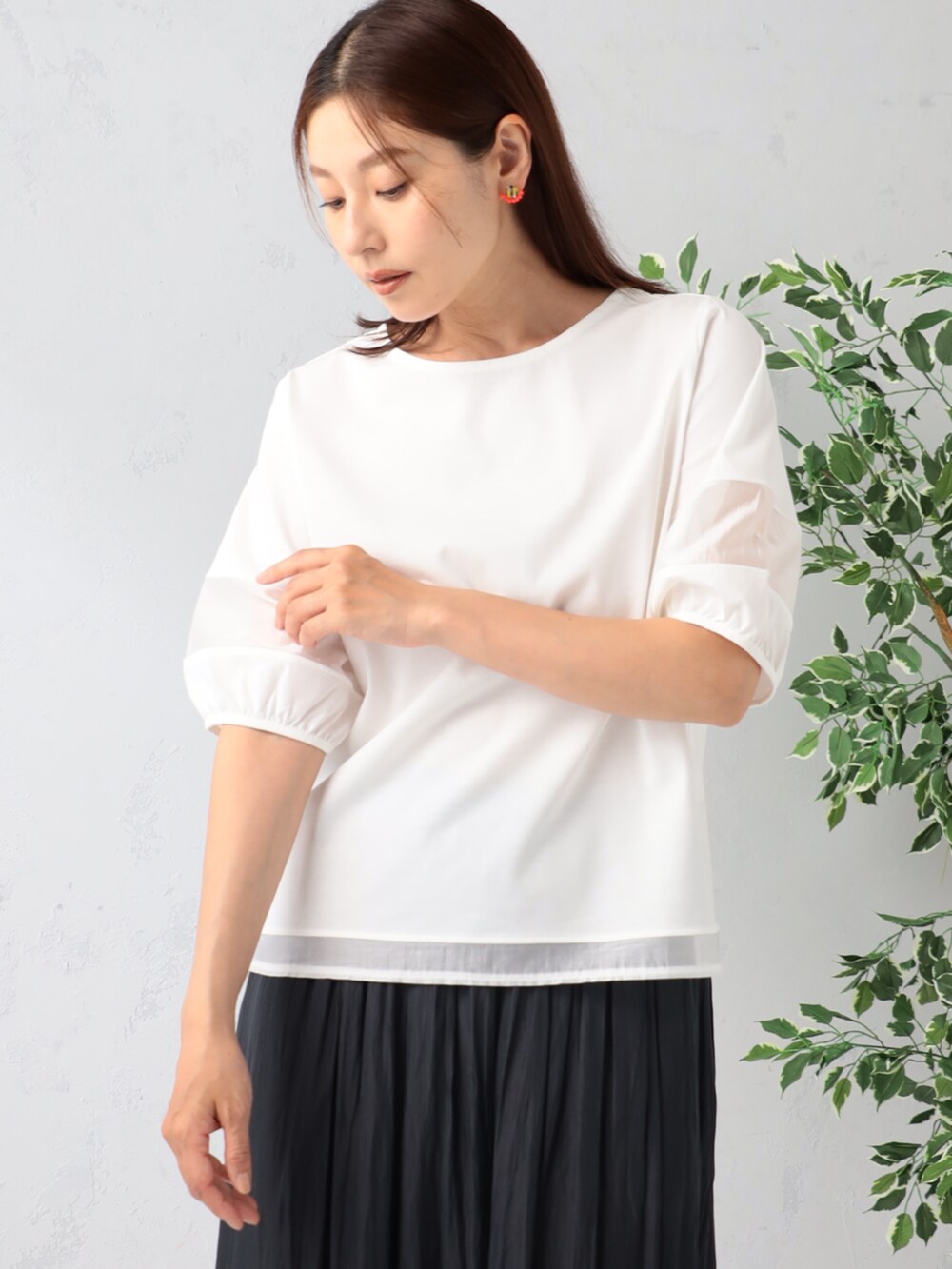 グレー系のその他パンツ、ホワイト系のTシャツ/カットソーを着用したレディースの夏コーディネートの2枚目の写真