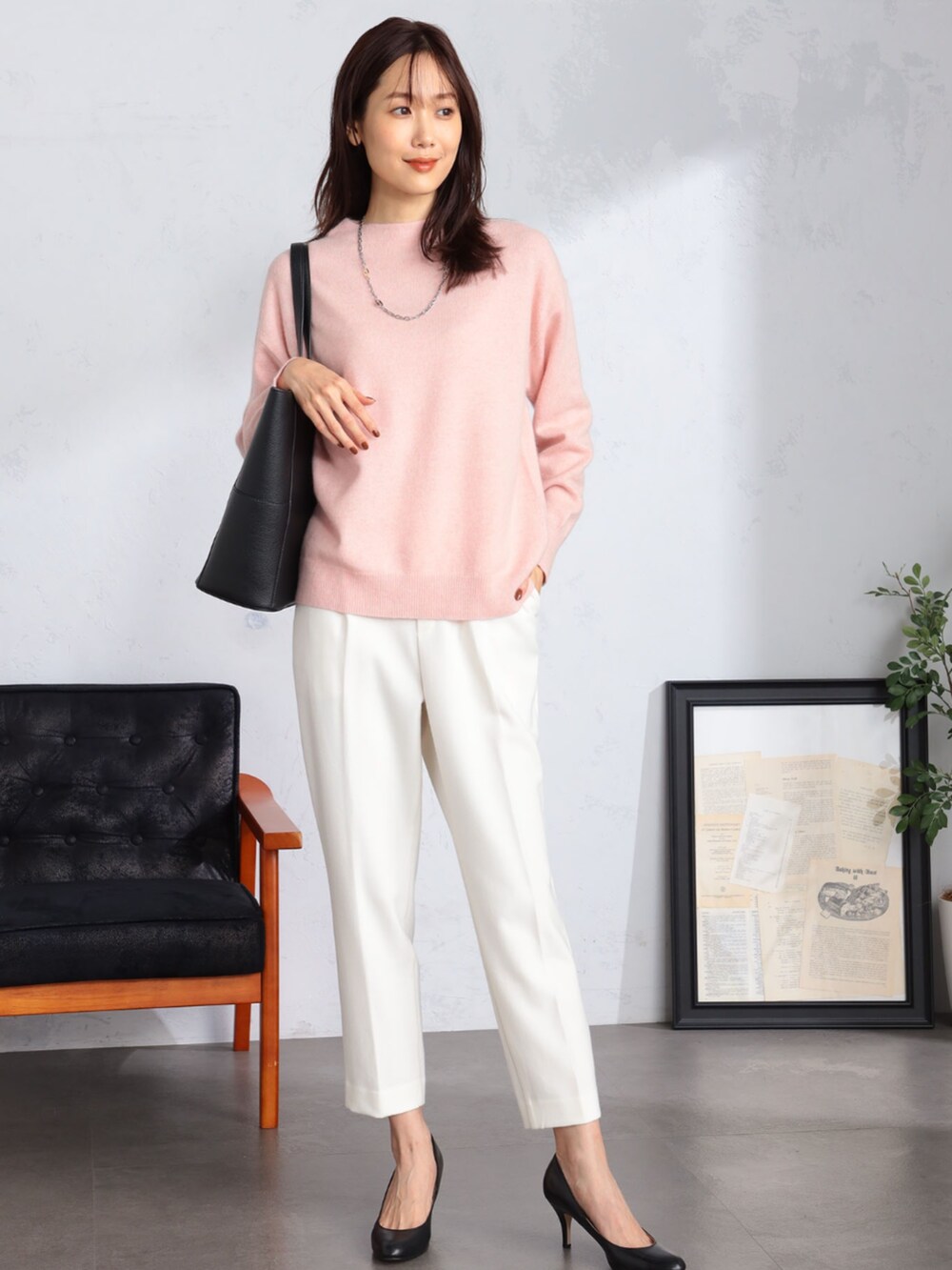 ホワイト系のその他パンツ、ピンク系のニット/セーター、ブルー系のその他アウターを着用したレディースの冬コーディネートの3枚目の写真