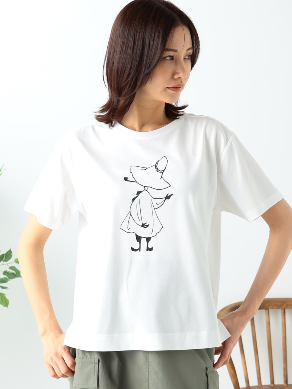 グリーン系のスカート、ホワイト系のトートバッグ、ホワイト系のTシャツ/カットソーを着用したレディースの夏コーディネートの2枚目の写真