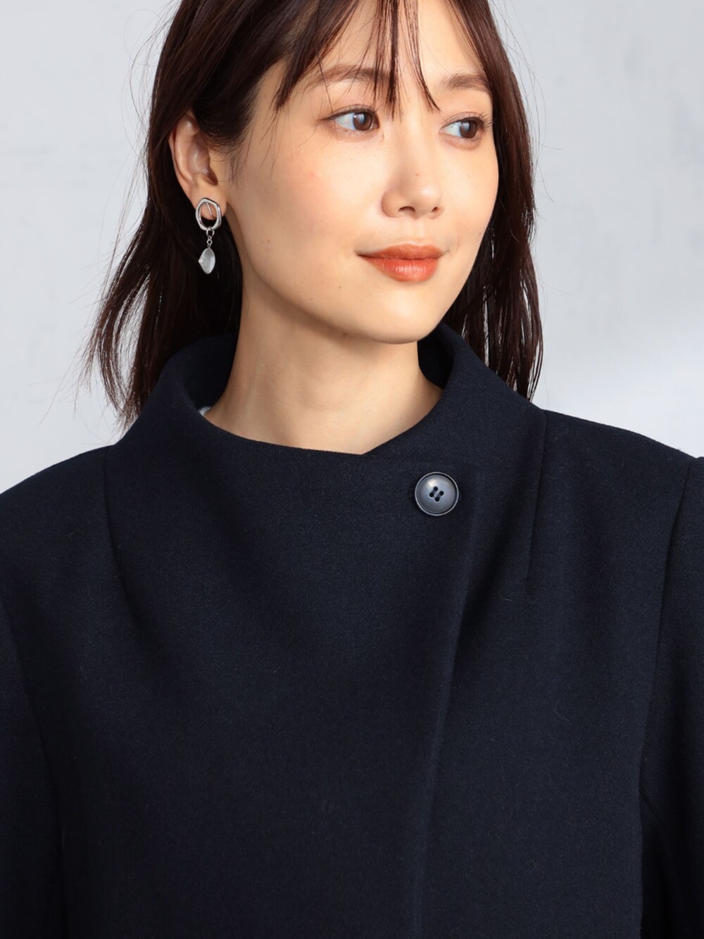 ホワイト系のその他パンツ、グレー系のニット/セーター、ブルー系のその他アウターを着用したレディースの冬コーディネートの3枚目の写真