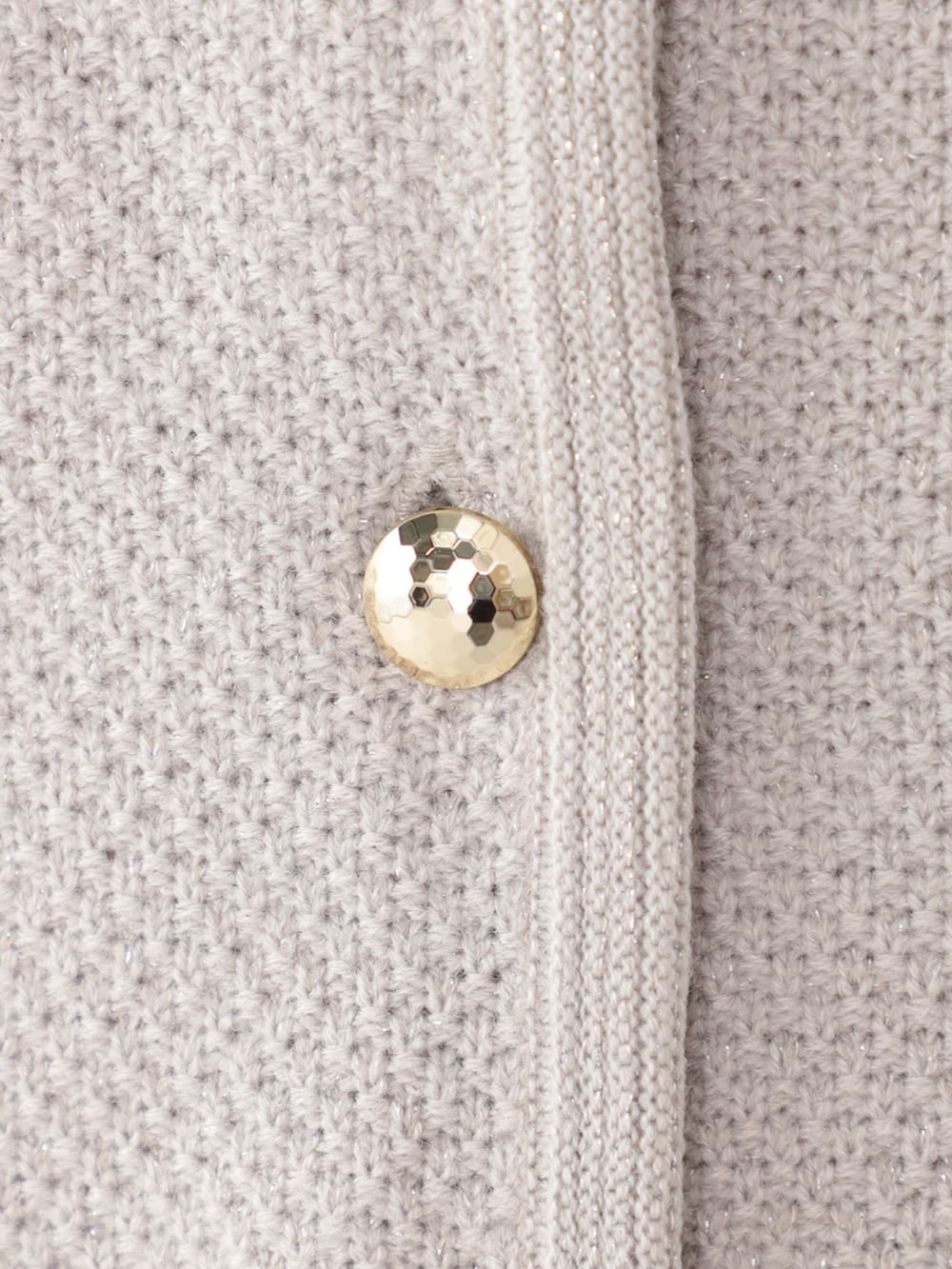 ブラック系のその他パンツ、グレー系のカーディガン/ボレロを着用したレディースの冬コーディネートの2枚目の写真