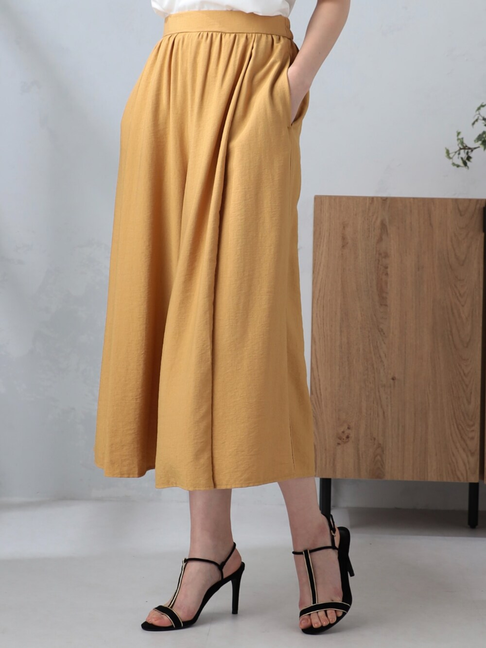 イエロー系のその他パンツ、ブラック系のワンピースを着用したレディースの夏コーディネートの3枚目の写真