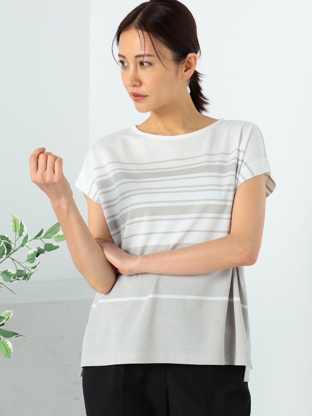ブラック系のその他パンツ、ベージュ系のTシャツ/カットソーを着用したレディースの夏コーディネートの2枚目の写真