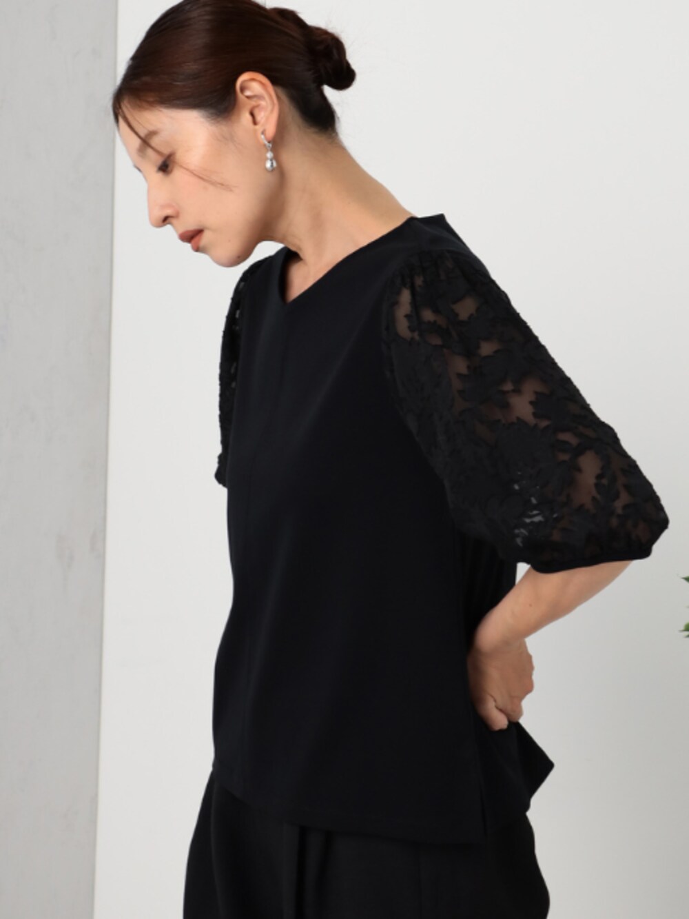 ブラック系のTシャツ/カットソー、ブラック系のその他パンツを着用したレディースの夏コーディネートの2枚目の写真