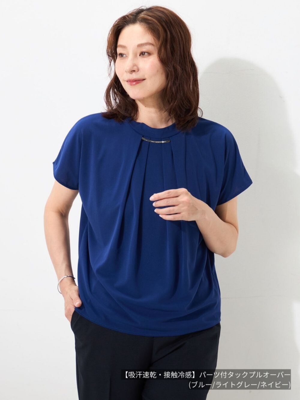 ブラック系のTシャツ/カットソー、ブルー系のTシャツ/カットソー、ホワイト系のTシャツ/カットソーを着用したレディースの夏コーディネートの2枚目の写真