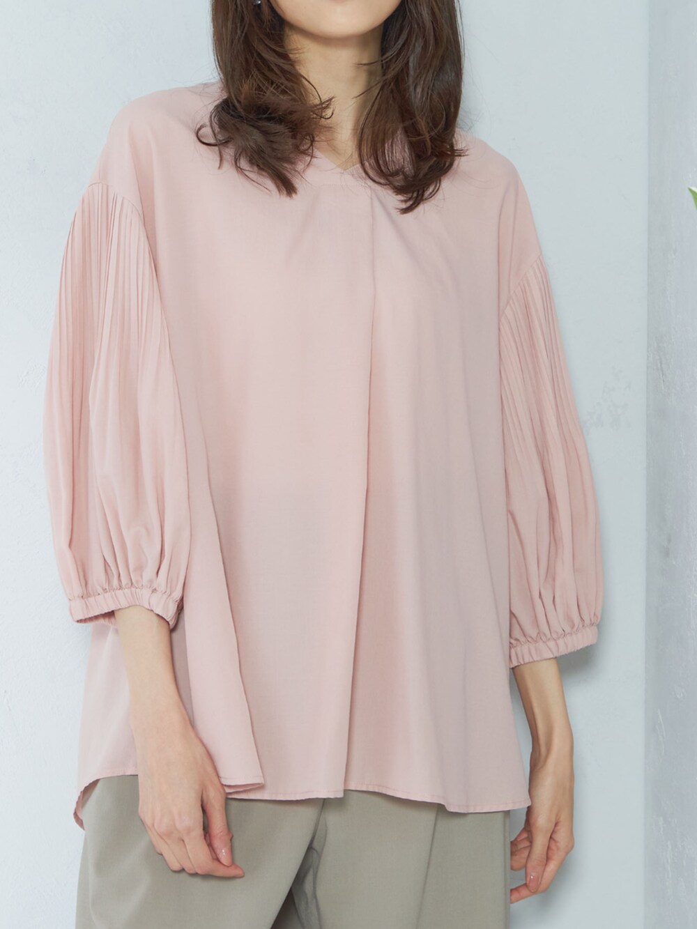 ベージュ系のその他パンツ、ピンク系のシャツ/ブラウスを着用したレディースの春コーディネートの2枚目の写真