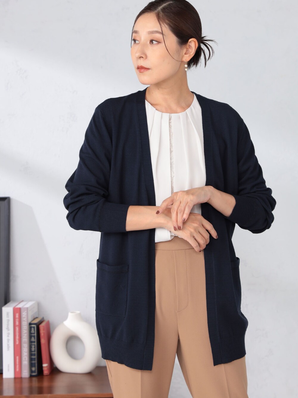 イエロー系のその他パンツ、ベージュ系のシャツ/ブラウス、ブルー系のカーディガン/ボレロを着用したレディースの秋コーディネートの2枚目の写真