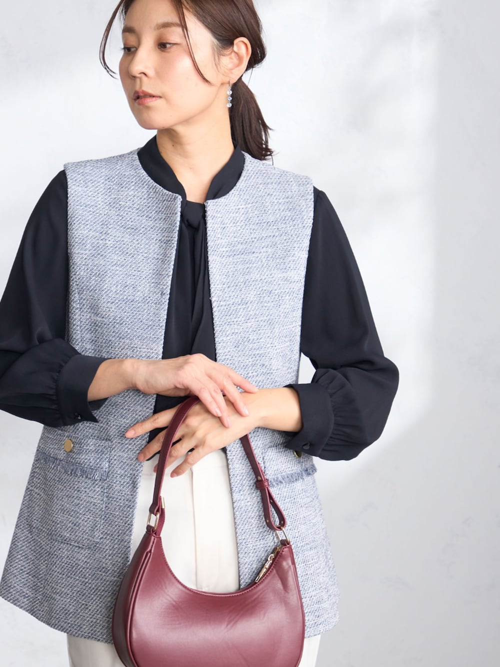 ホワイト系のその他パンツ、ブルー系のその他アウター、ブルー系のシャツ/ブラウスを着用したレディースの冬コーディネートの2枚目の写真