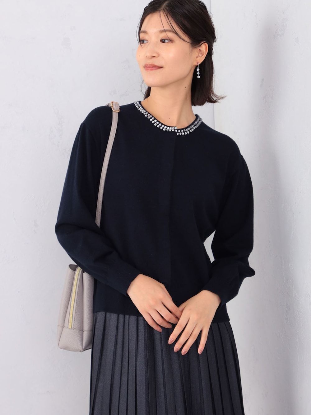 ブルー系のスカート、ブルー系のカーディガン/ボレロを着用したレディースの冬コーディネートの2枚目の写真