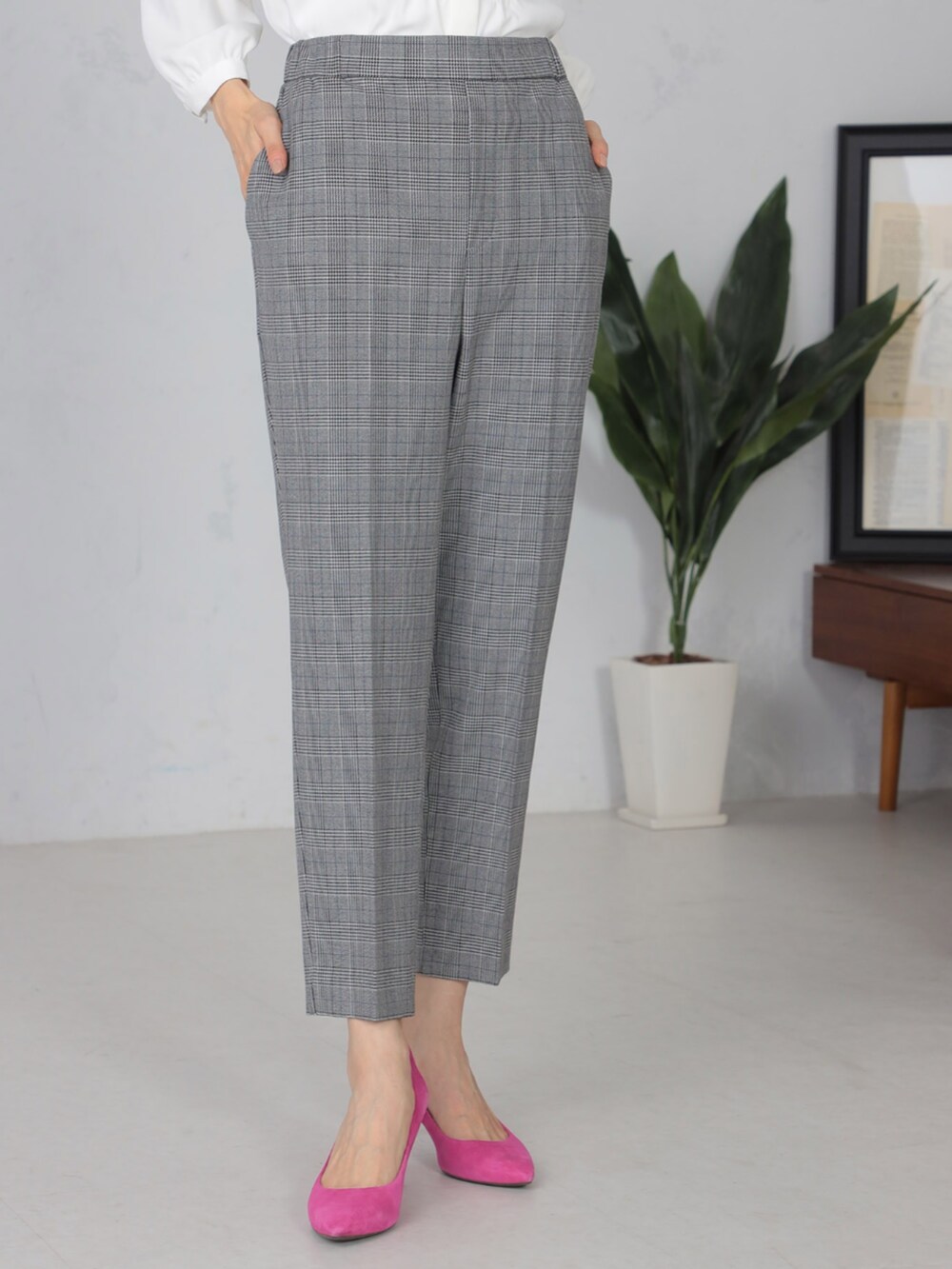 ブルー系のベスト、グレー系のその他パンツ、ホワイト系のシャツ/ブラウスを着用したレディースの秋コーディネートの4枚目の写真