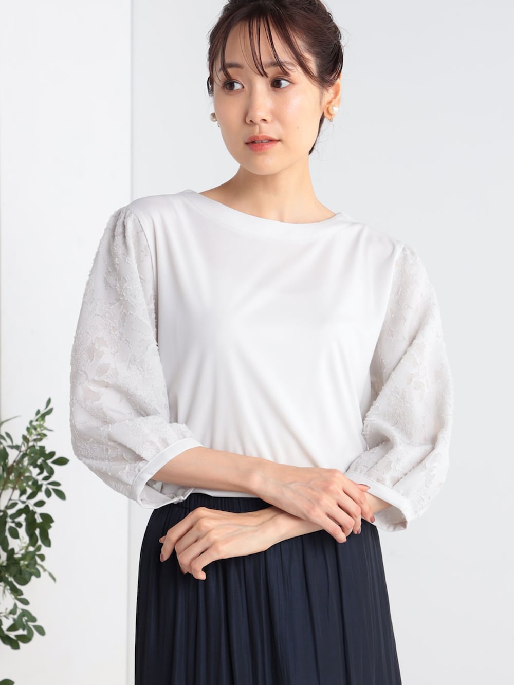 グレー系のTシャツ/カットソー、ブルー系のスカートを着用したレディースの秋コーディネートの2枚目の写真