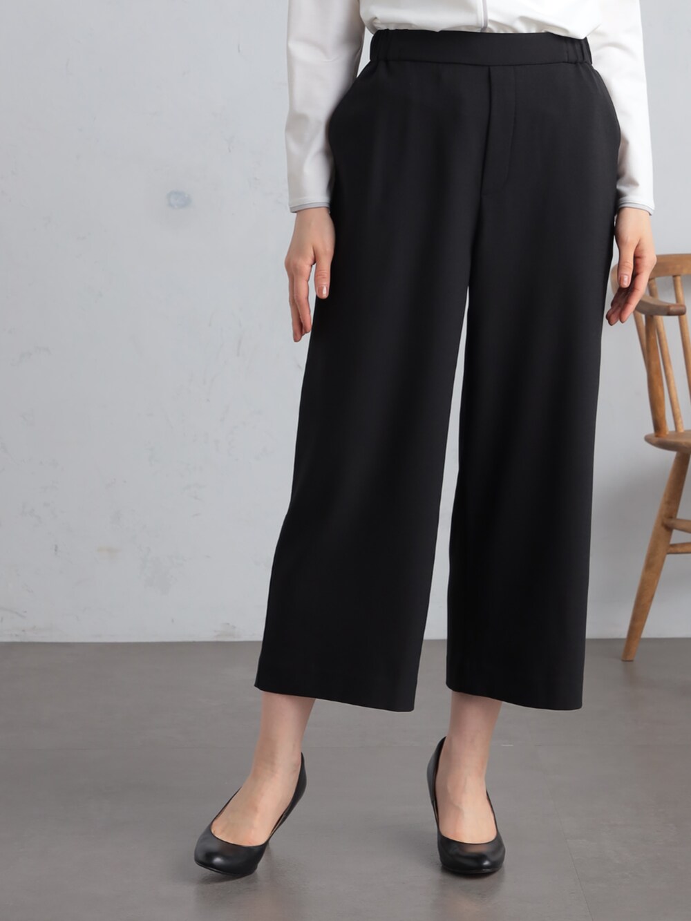 ブラック系のその他パンツ、グレー系のカーディガン/ボレロ、ホワイト系のTシャツ/カットソーを着用したレディースの秋コーディネートの5枚目の写真