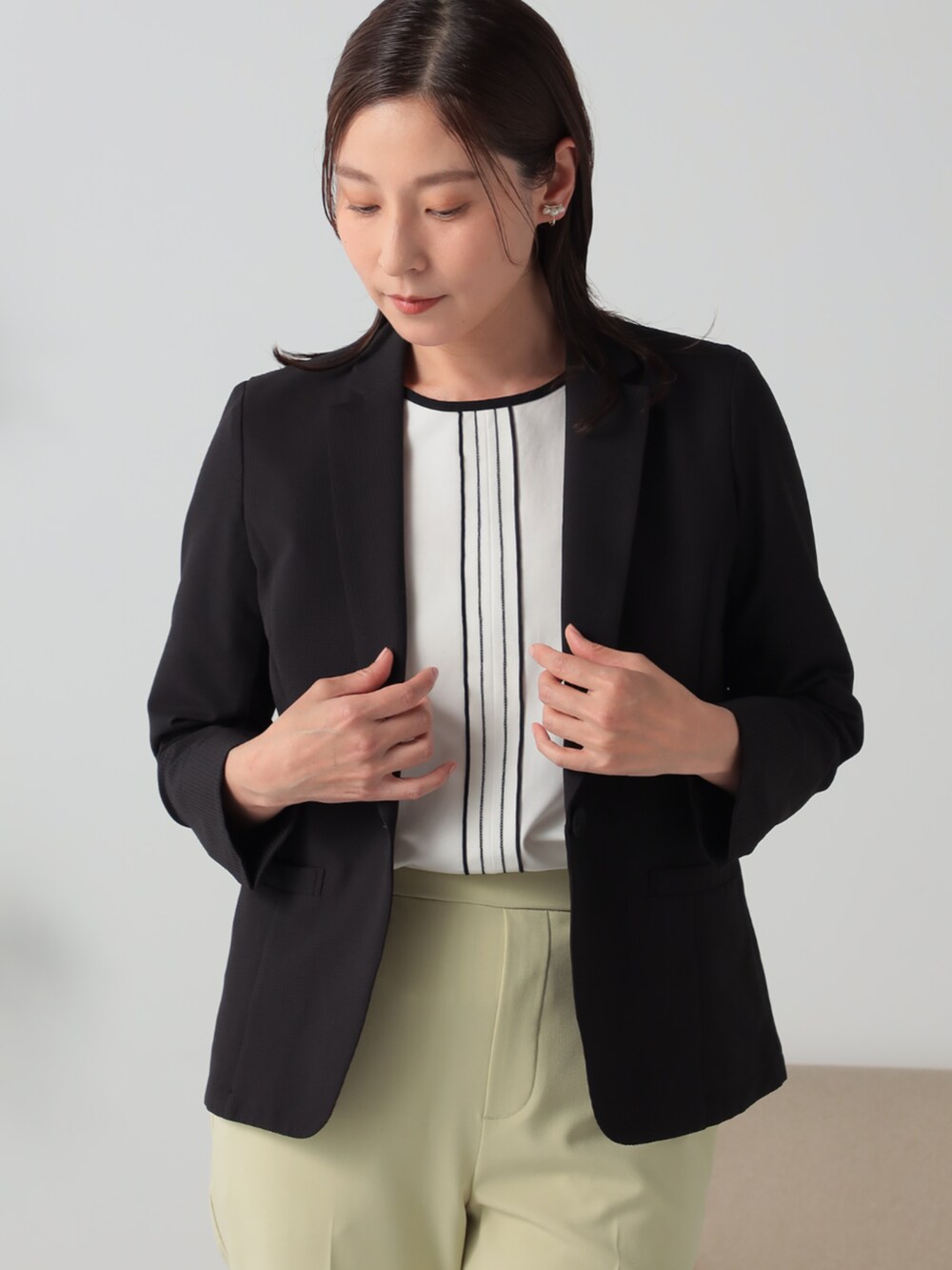 ブラック系のテーラードジャケット、ホワイト系のTシャツ/カットソー、イエロー系のその他パンツを着用したレディースの春コーディネートの2枚目の写真