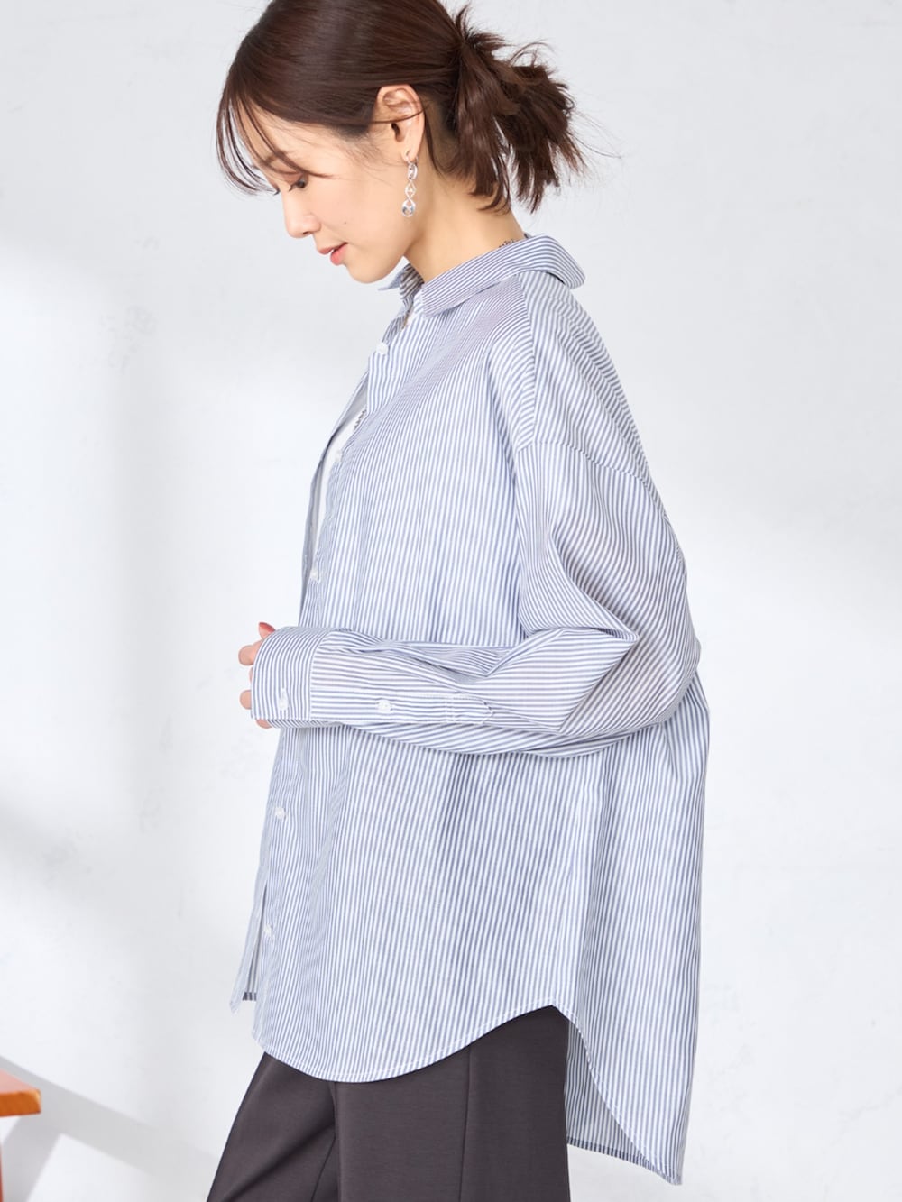 グレー系のその他パンツ、ブルー系のシャツ/ブラウスを着用したレディースの春コーディネートの3枚目の写真