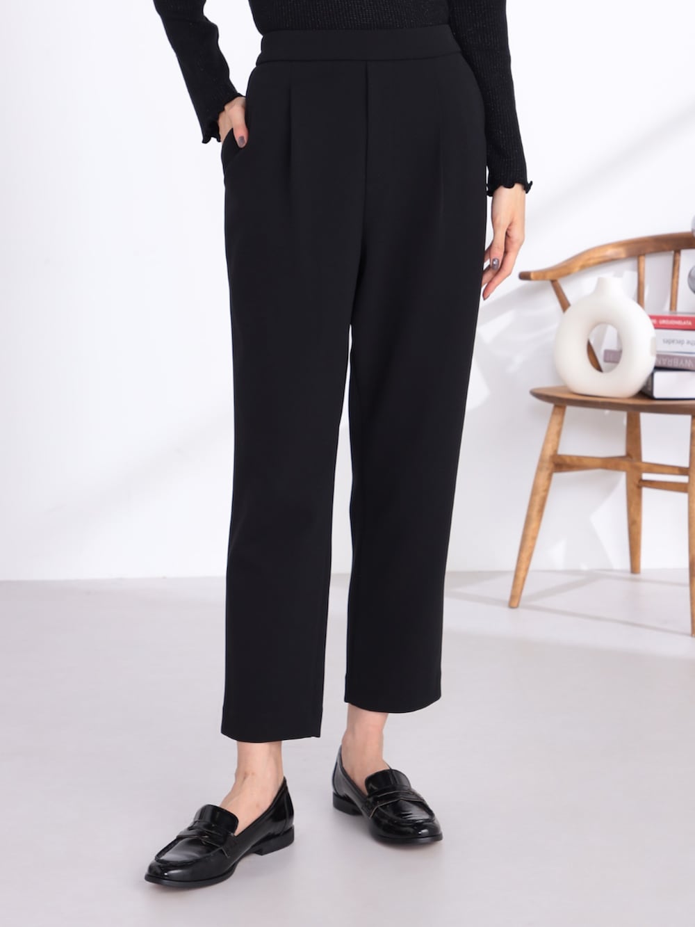 ブラック系のTシャツ/カットソー、グレー系のパーカー、ブラック系のその他パンツを着用したレディースの冬コーディネートの4枚目の写真