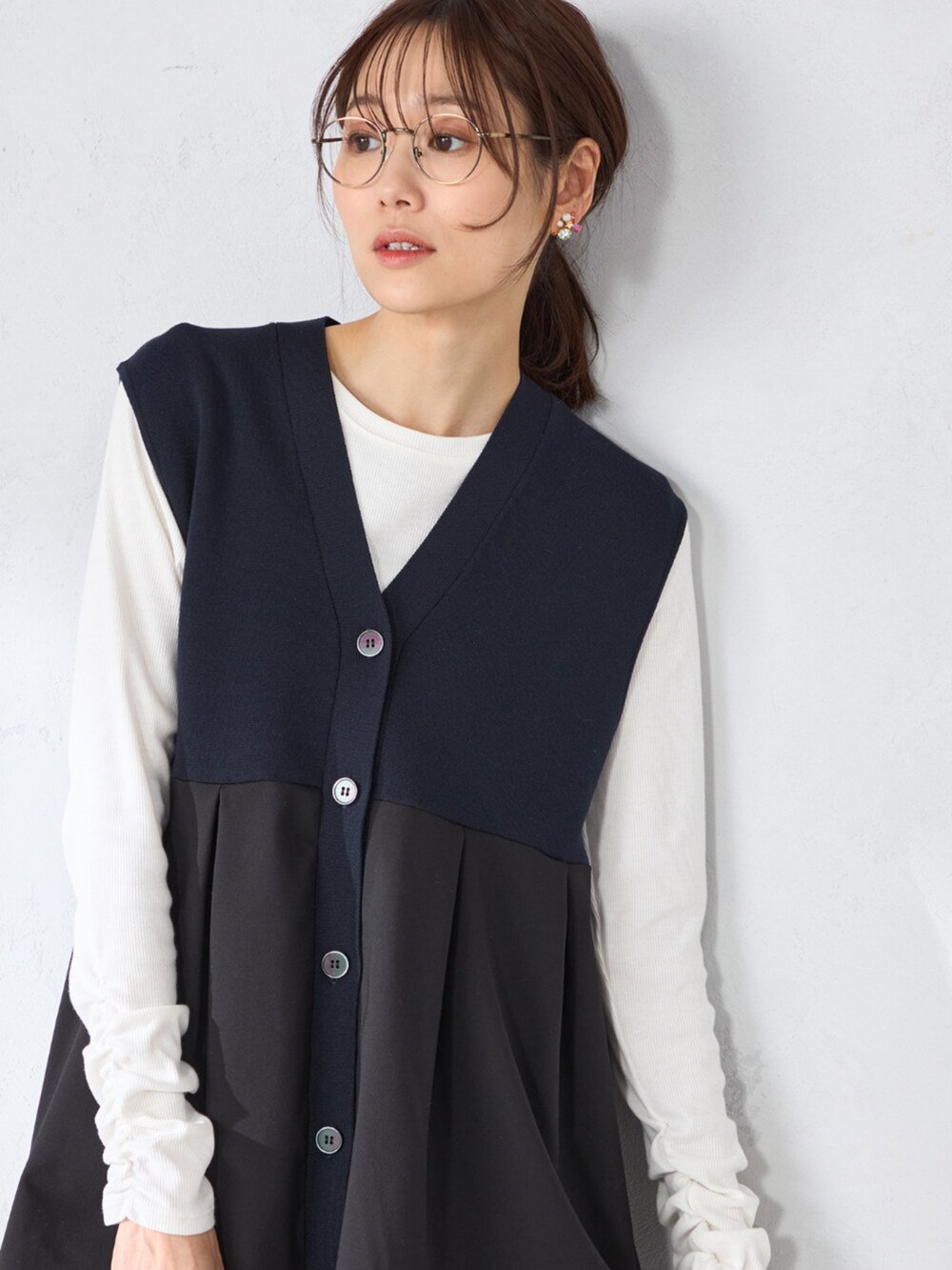 ブルー系のデニムパンツ、ホワイト系のTシャツ/カットソー、ブルー系のカーディガン/ボレロを着用したレディースの春コーディネートの2枚目の写真