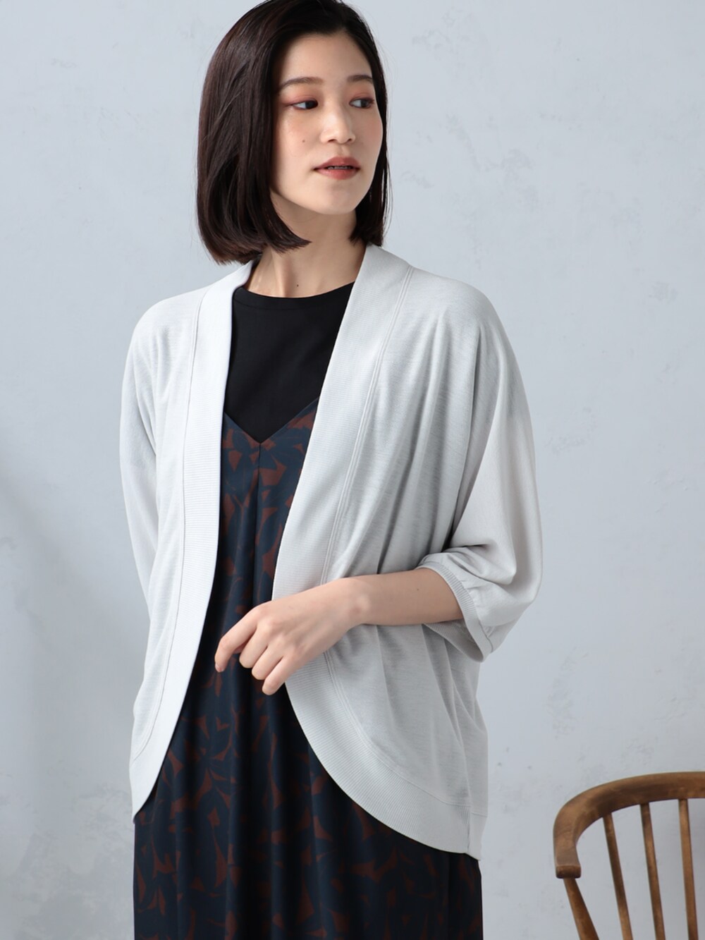 グレー系のカーディガン/ボレロ、ブラック系のTシャツ/カットソー、ブルー系のワンピースを着用したレディースの夏コーディネートの2枚目の写真