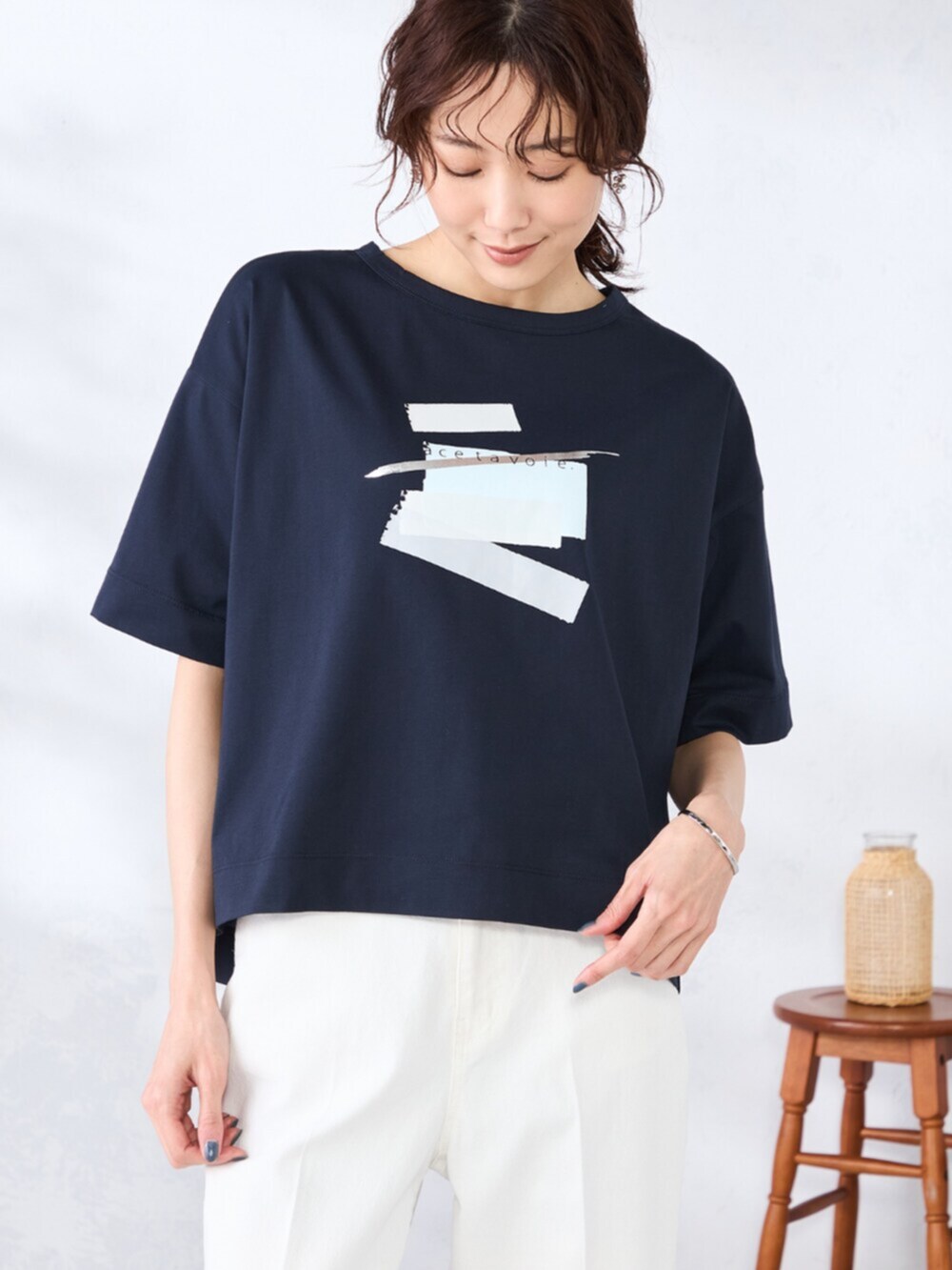 ベージュ系のデニムパンツ、ブルー系のシャツ/ブラウス、ブルー系のTシャツ/カットソーを着用したレディースの春コーディネートの4枚目の写真