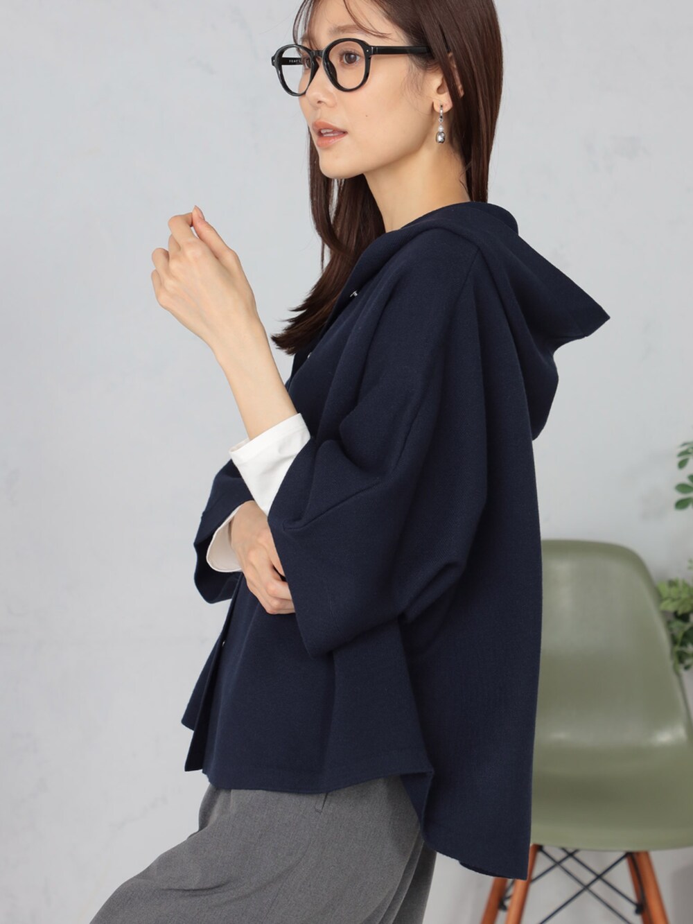 ホワイト系のTシャツ/カットソー、ブルー系のニット/セーター、グレー系のその他パンツを着用したレディースの秋コーディネートの3枚目の写真