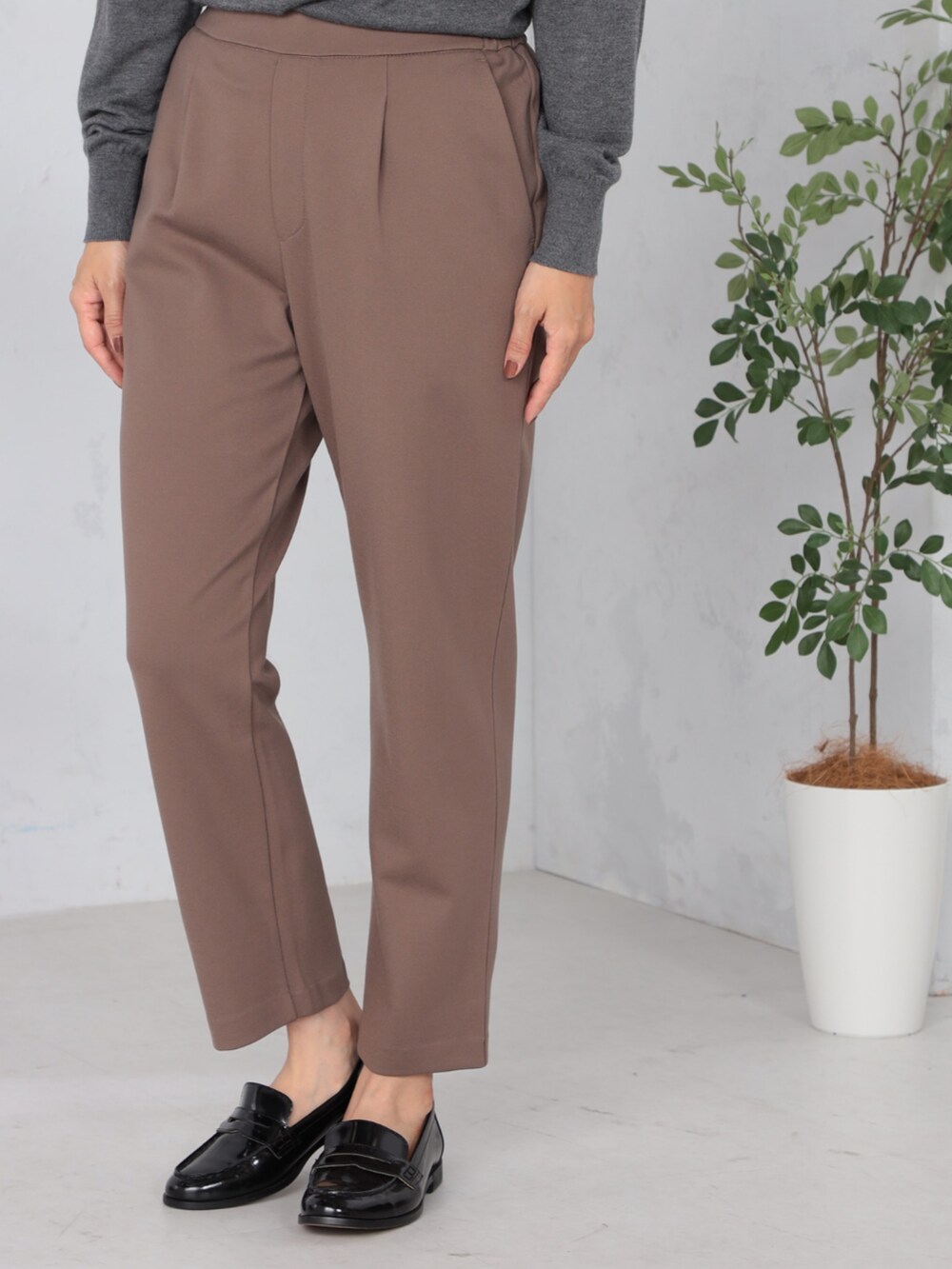 ブラック系のシャツ/ブラウス、ブラウン系のその他パンツを着用したレディースの秋コーディネートの3枚目の写真