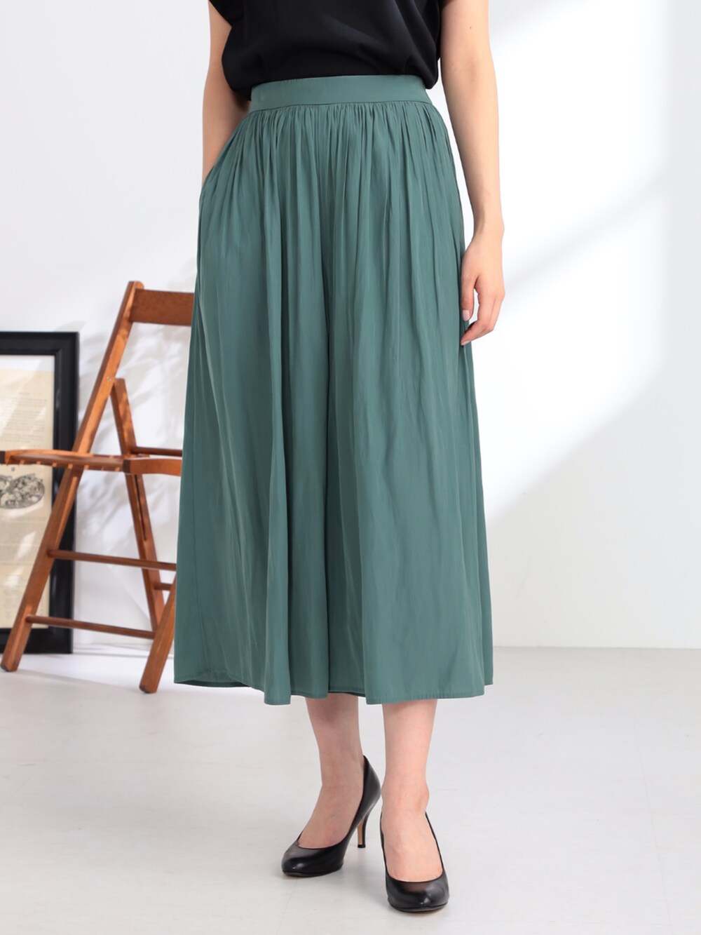 ブラック系のTシャツ/カットソー、ホワイト系のカーディガン/ボレロ、ブルー系のその他パンツを着用したレディースの夏コーディネートの2枚目の写真