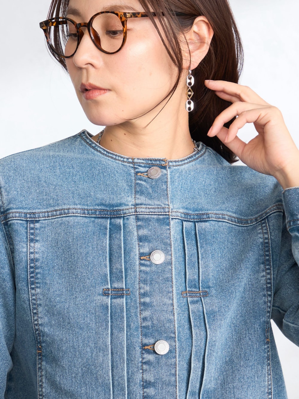 ピンク系のスカート、ブルー系のデニムジャケットを着用したレディースの春コーディネートの3枚目の写真