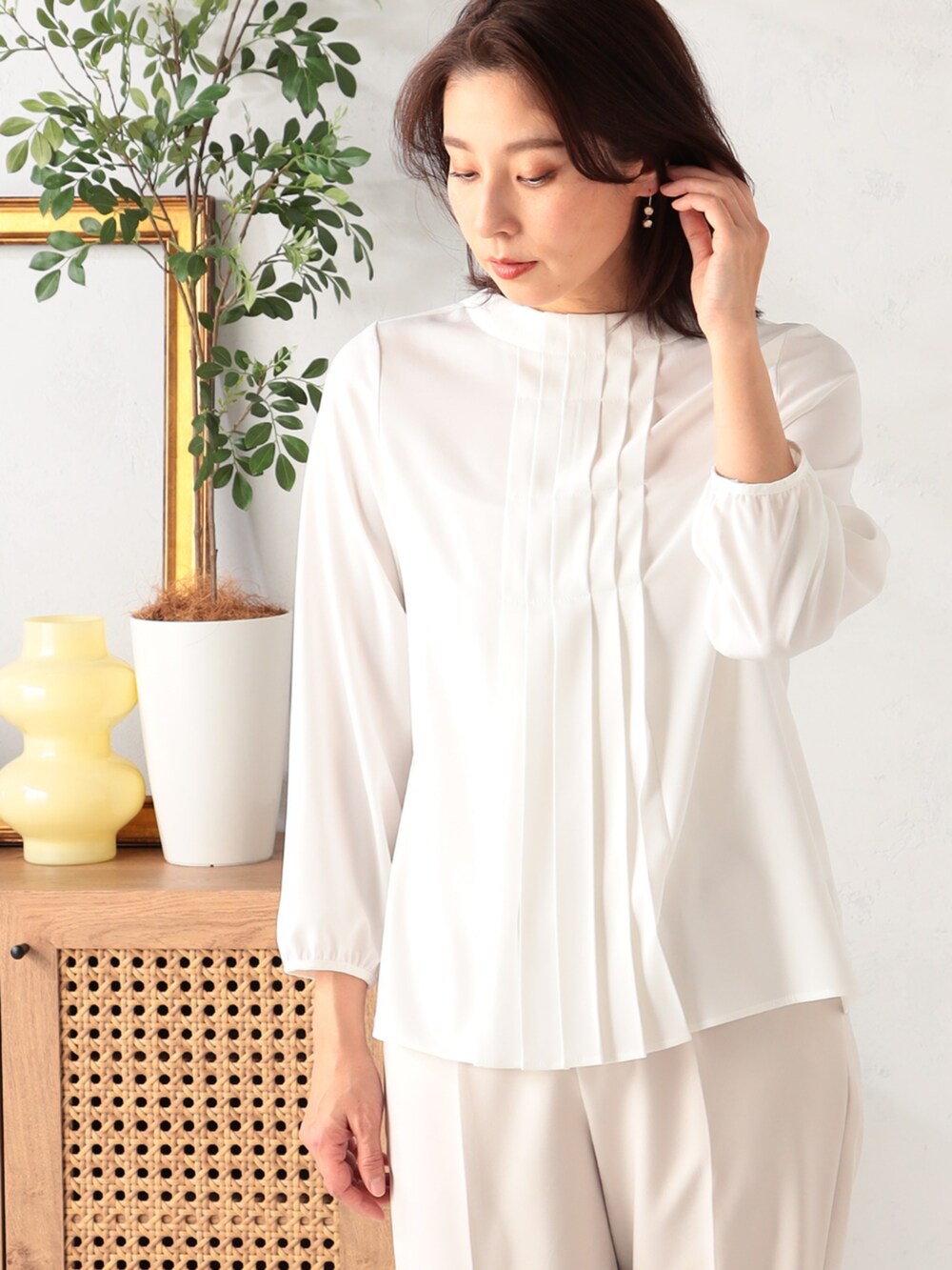 ベージュ系のその他パンツ、ベージュ系のノーカラージャケット、ホワイト系のシャツ/ブラウスを着用したレディースの冬コーディネートの4枚目の写真