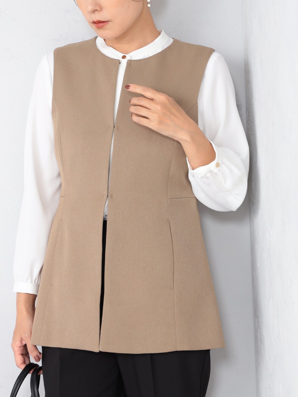 ブラック系のその他パンツ、ホワイト系のシャツ/ブラウス、イエロー系のその他アウターを着用したレディースの秋コーディネートの3枚目の写真