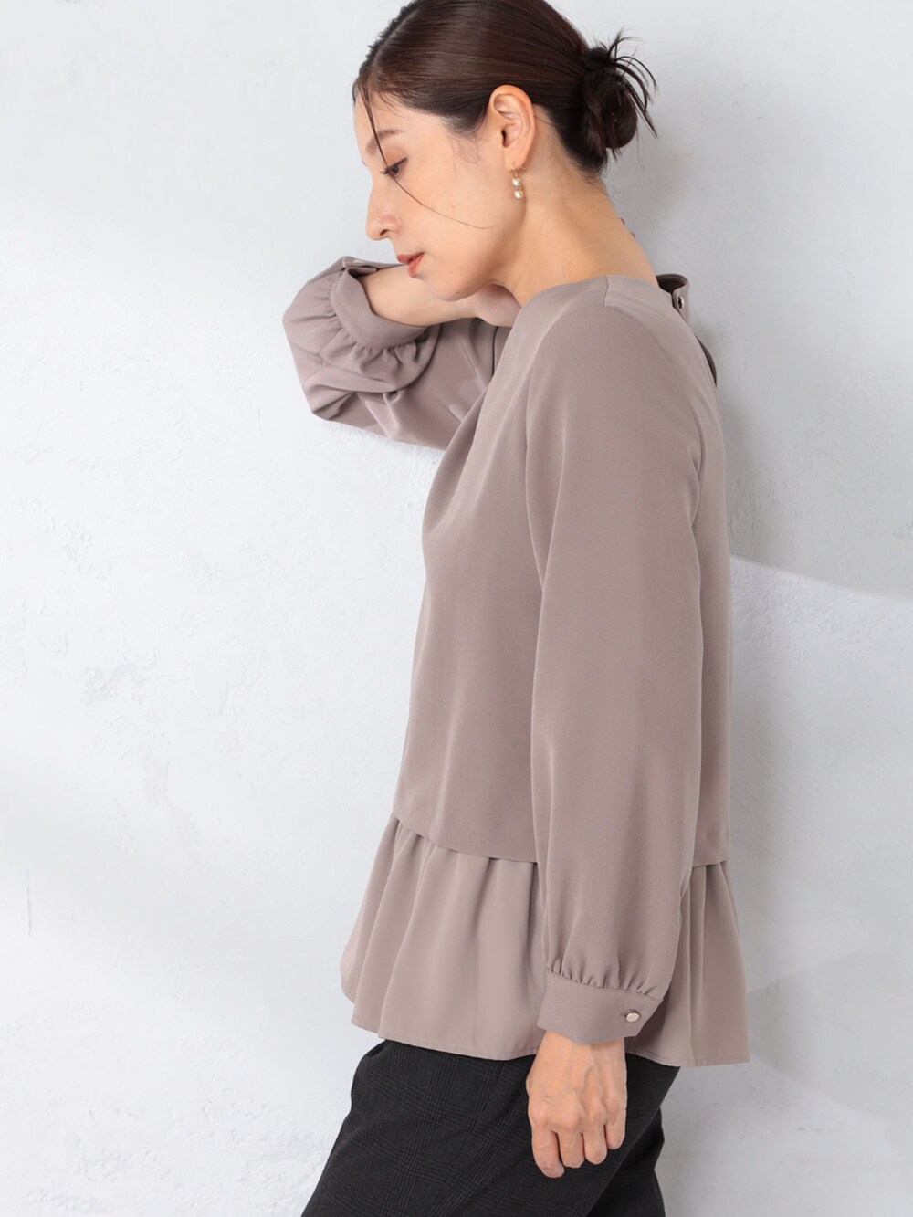 ブラウン系のシャツ/ブラウス、グレー系のその他パンツを着用したレディースの秋コーディネートの2枚目の写真