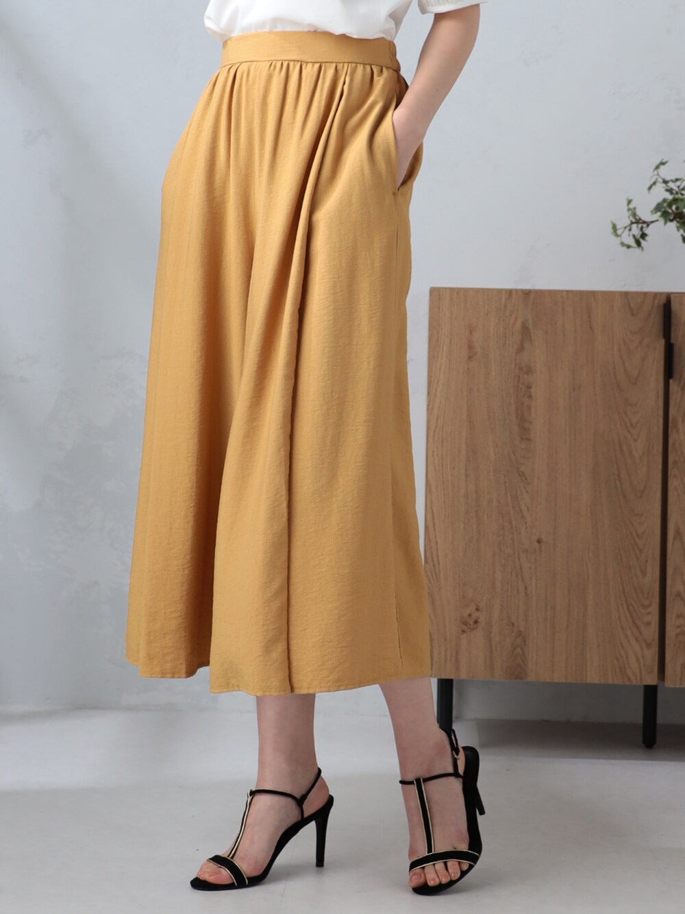 ホワイト系のTシャツ/カットソー、イエロー系のその他パンツを着用したレディースの夏コーディネートの4枚目の写真