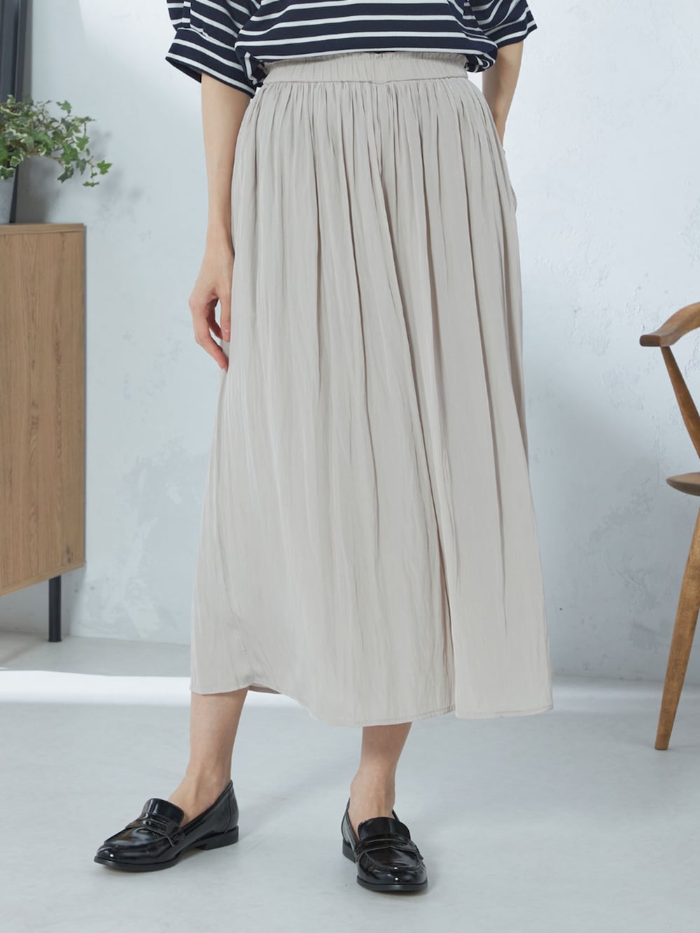 ブラック系のカーディガン/ボレロ、ホワイト系のTシャツ/カットソー、ベージュ系のその他パンツを着用したレディースの春コーディネートの5枚目の写真