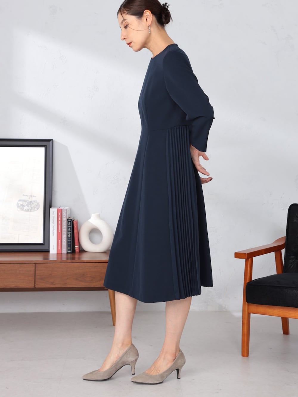 ブルー系のワンピース、グレー系のカーディガン/ボレロを着用したレディースの秋コーディネートの3枚目の写真