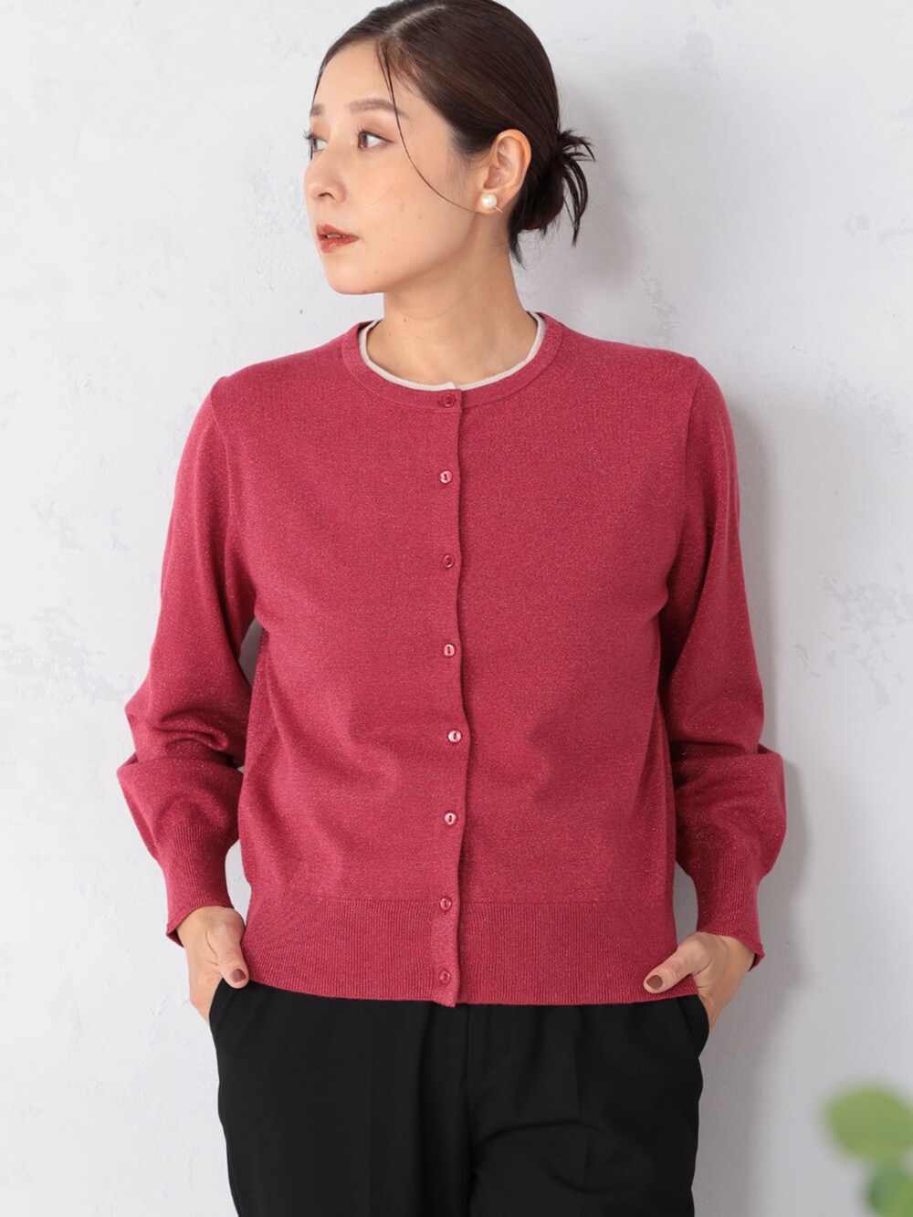 ブラック系のその他パンツ、ピンク系のカーディガン/ボレロを着用したレディースの秋コーディネートの3枚目の写真