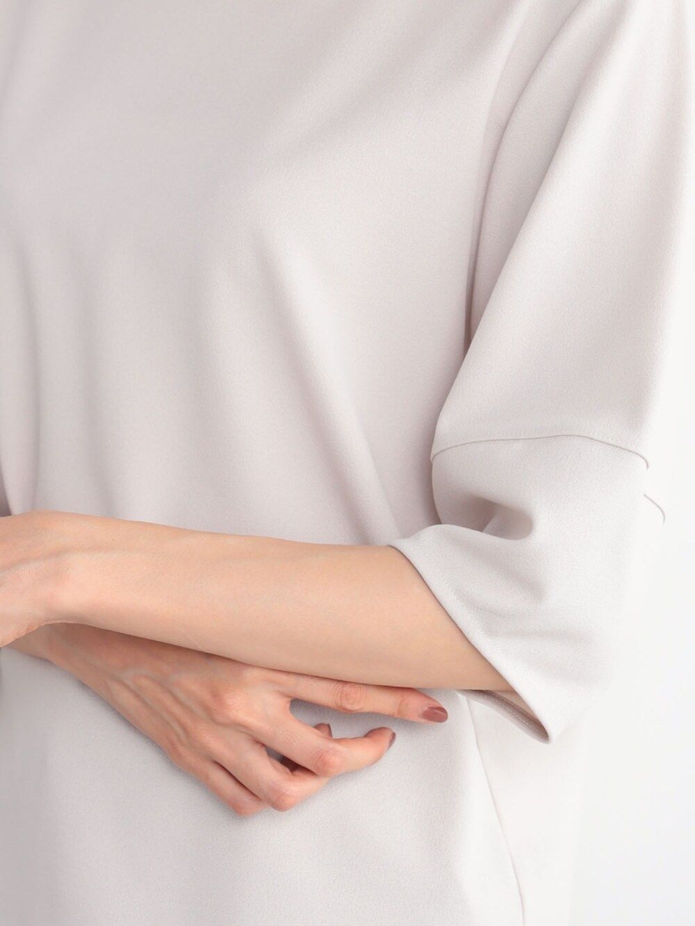 ベージュ系のTシャツ/カットソー、ブラック系のその他パンツを着用したレディースの秋コーディネートの3枚目の写真