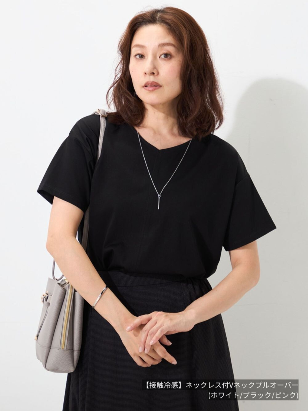 ブラック系のTシャツ/カットソー、ブルー系のTシャツ/カットソー、ホワイト系のTシャツ/カットソーを着用したレディースの夏コーディネートの4枚目の写真