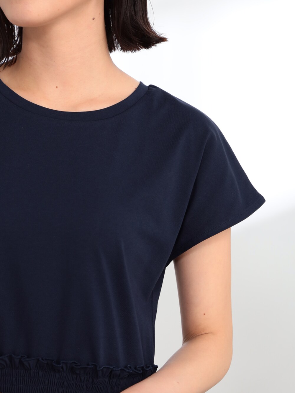 ブルー系のワンピースを着用したレディースの夏コーディネートの3枚目の写真