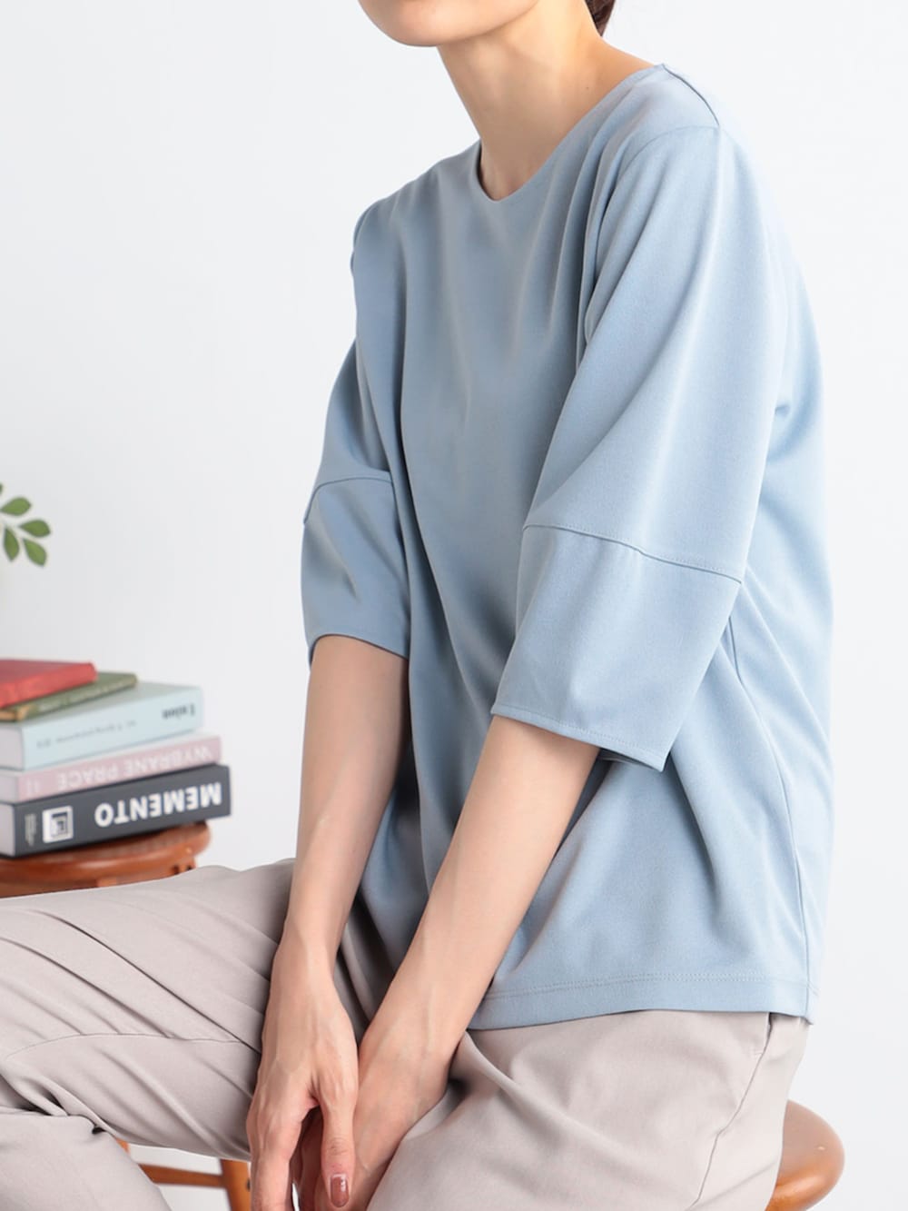 ブルー系のTシャツ/カットソー、グレー系のその他パンツを着用したレディースの秋コーディネートの3枚目の写真