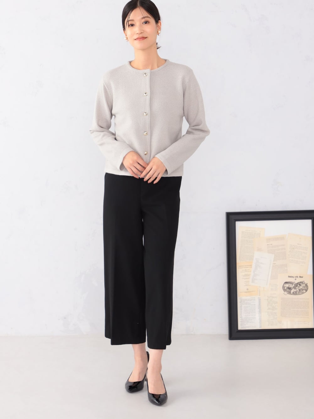 ブラック系のその他パンツ、グレー系のカーディガン/ボレロを着用したレディースの冬コーディネートの4枚目の写真