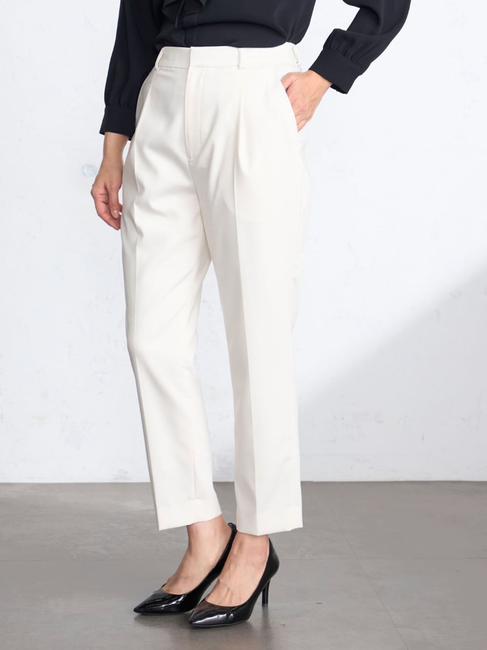 ホワイト系のその他パンツ、ブルー系のその他アウター、ブルー系のシャツ/ブラウスを着用したレディースの冬コーディネートの4枚目の写真