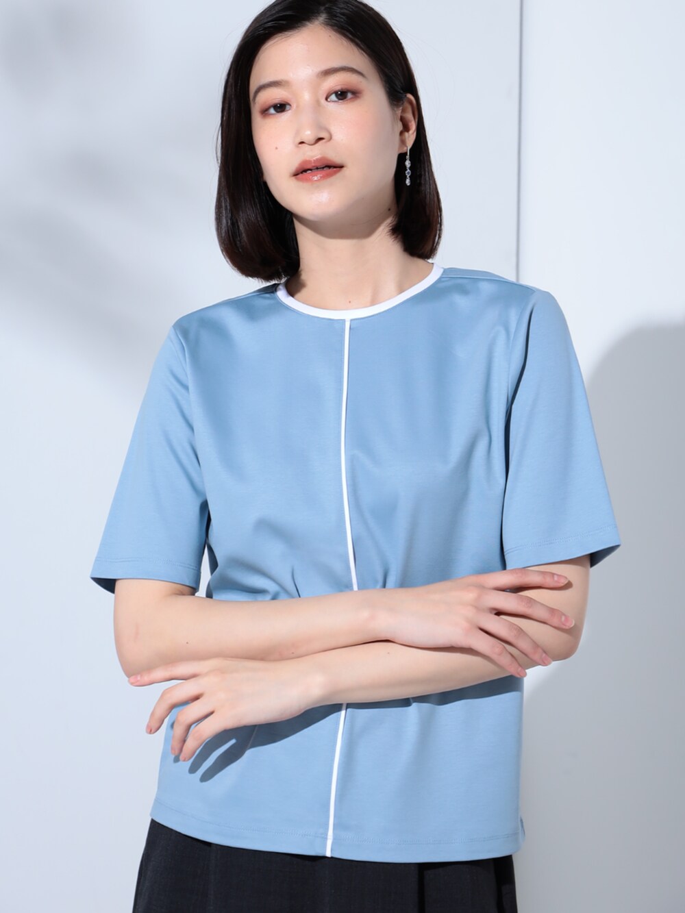 グレー系のその他パンツ、ブルー系のTシャツ/カットソーを着用したレディースの夏コーディネートの2枚目の写真