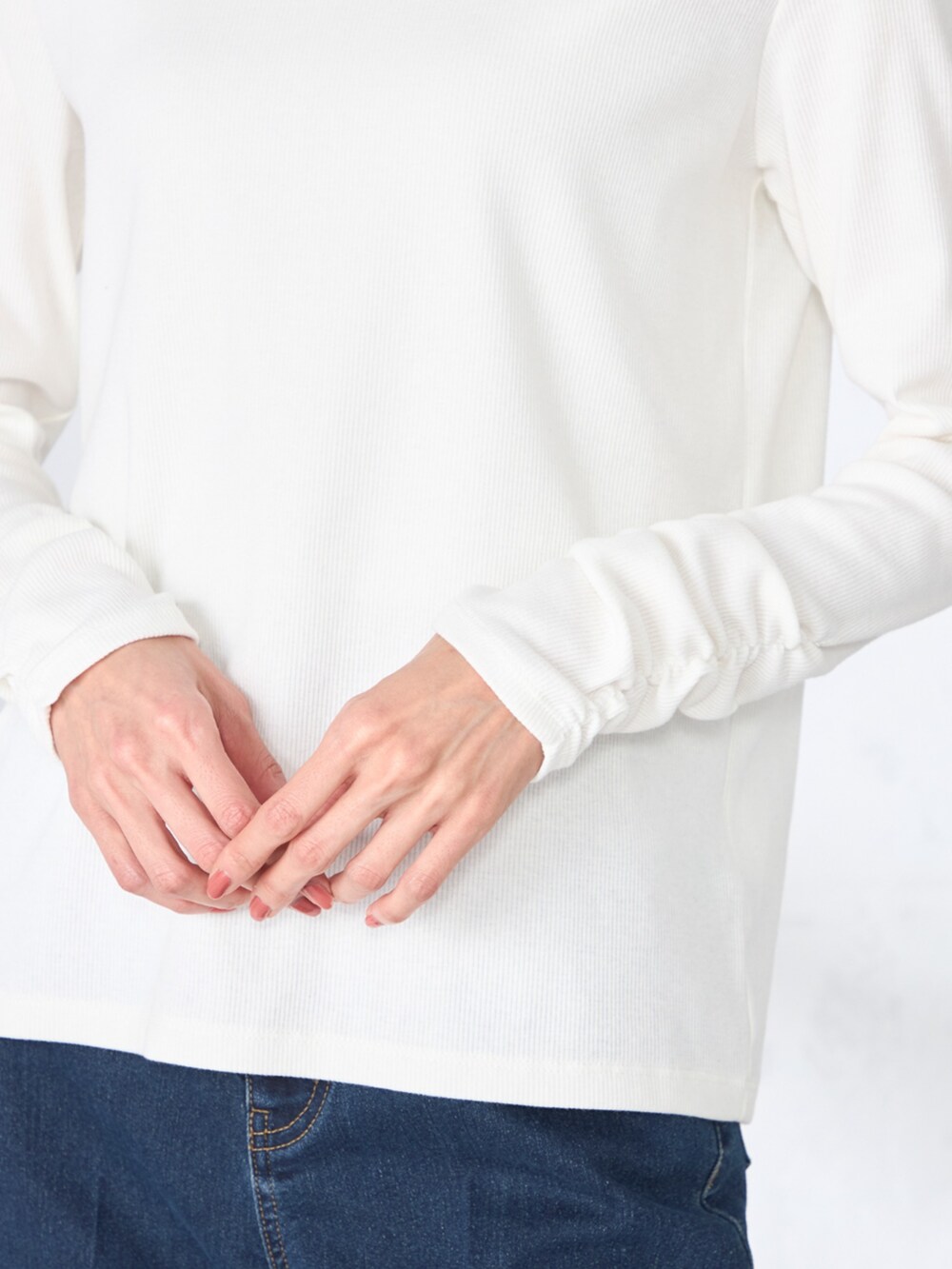 ブルー系のデニムパンツ、ホワイト系のTシャツ/カットソー、ブルー系のカーディガン/ボレロを着用したレディースの春コーディネートの4枚目の写真